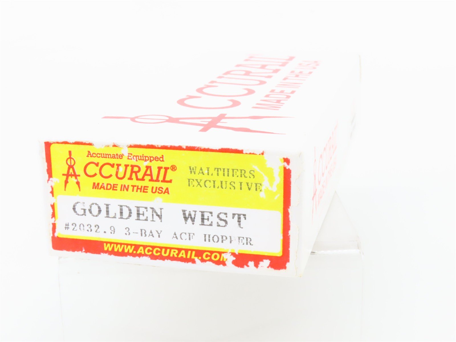 HO Scale Accurail Kit #2032.9 CRLE Golden West 3-Bay Covered Hopper #530721