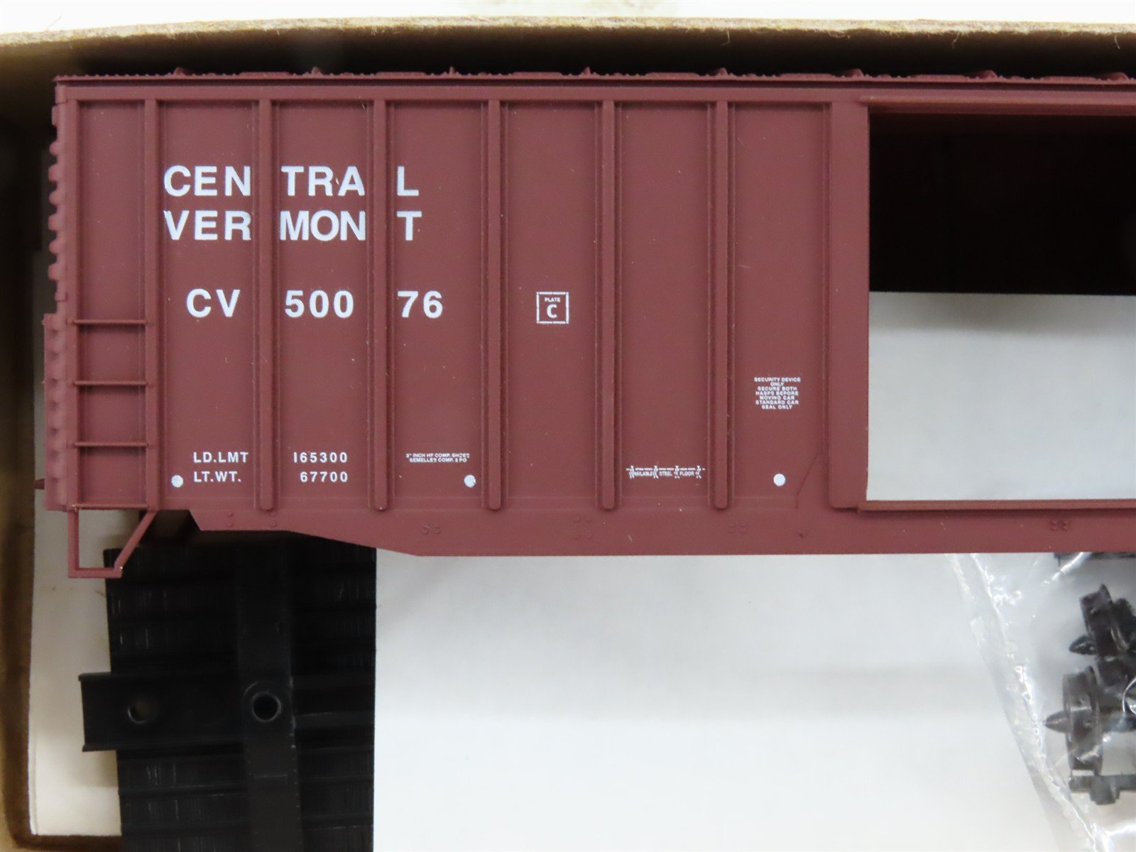 HO Scale Accurail Kit #5645 CV Central Vermont 50' Single Door Box Car #50076