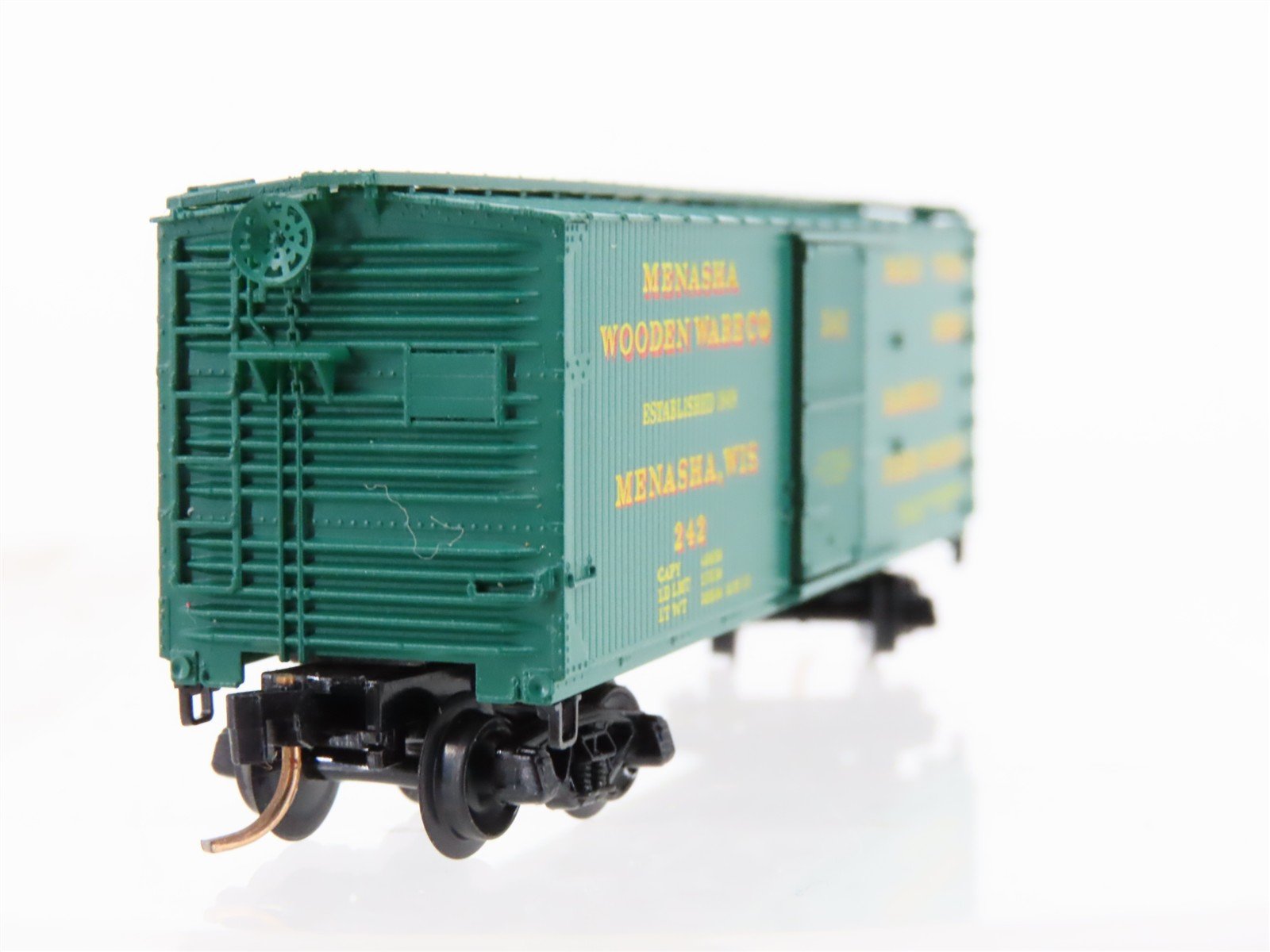 N Scale Micro-Trains MTL 42040 Menasha Woodenware 40' Wood Boxcar #242