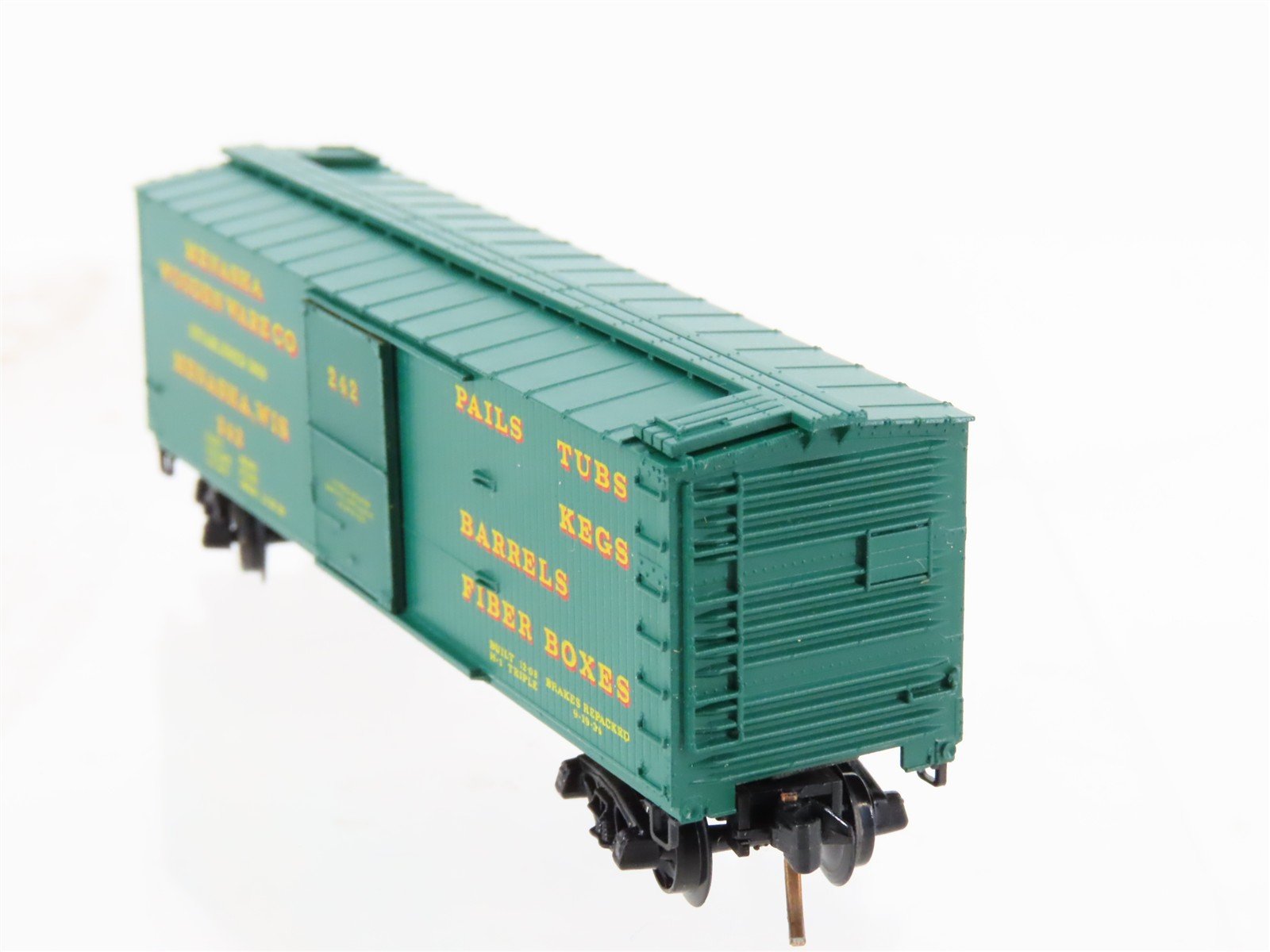 N Scale Micro-Trains MTL 42040 Menasha Woodenware 40' Wood Boxcar #242