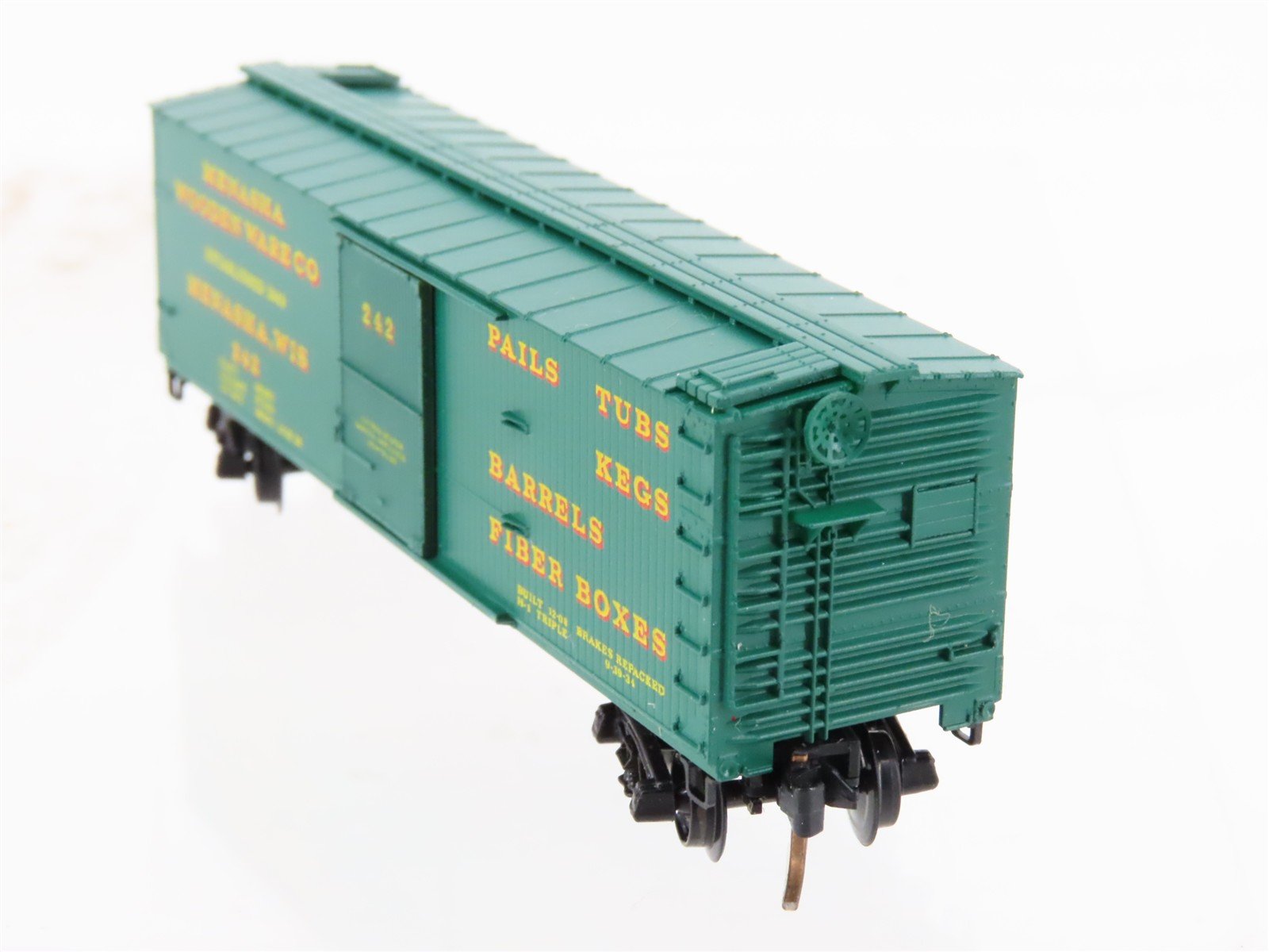 N Scale Micro-Trains MTL 42040 Menasha Woodenware 40' Wood Boxcar #242