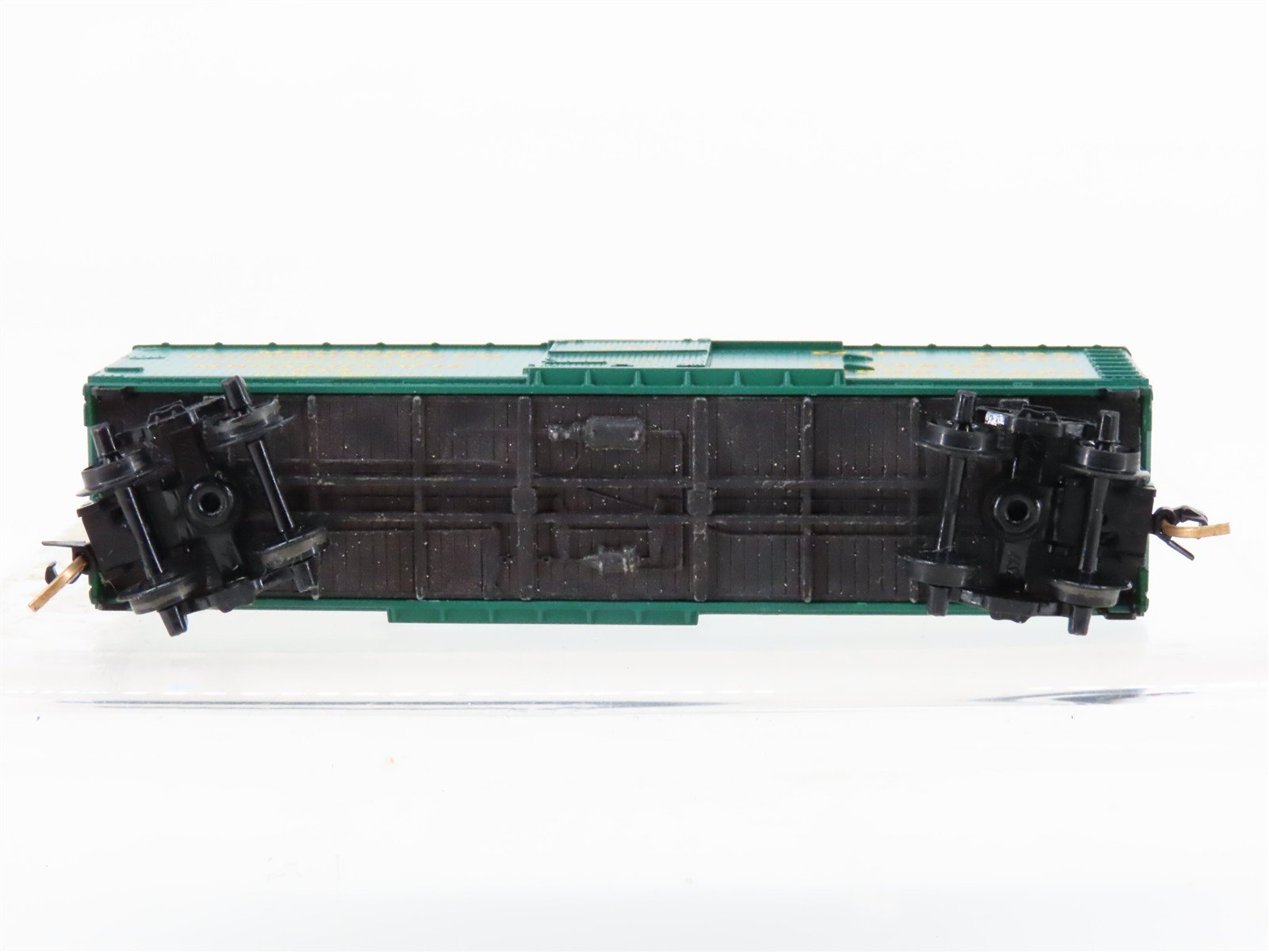 N Scale Micro-Trains MTL 42040 Menasha Woodenware 40' Wood Boxcar #242