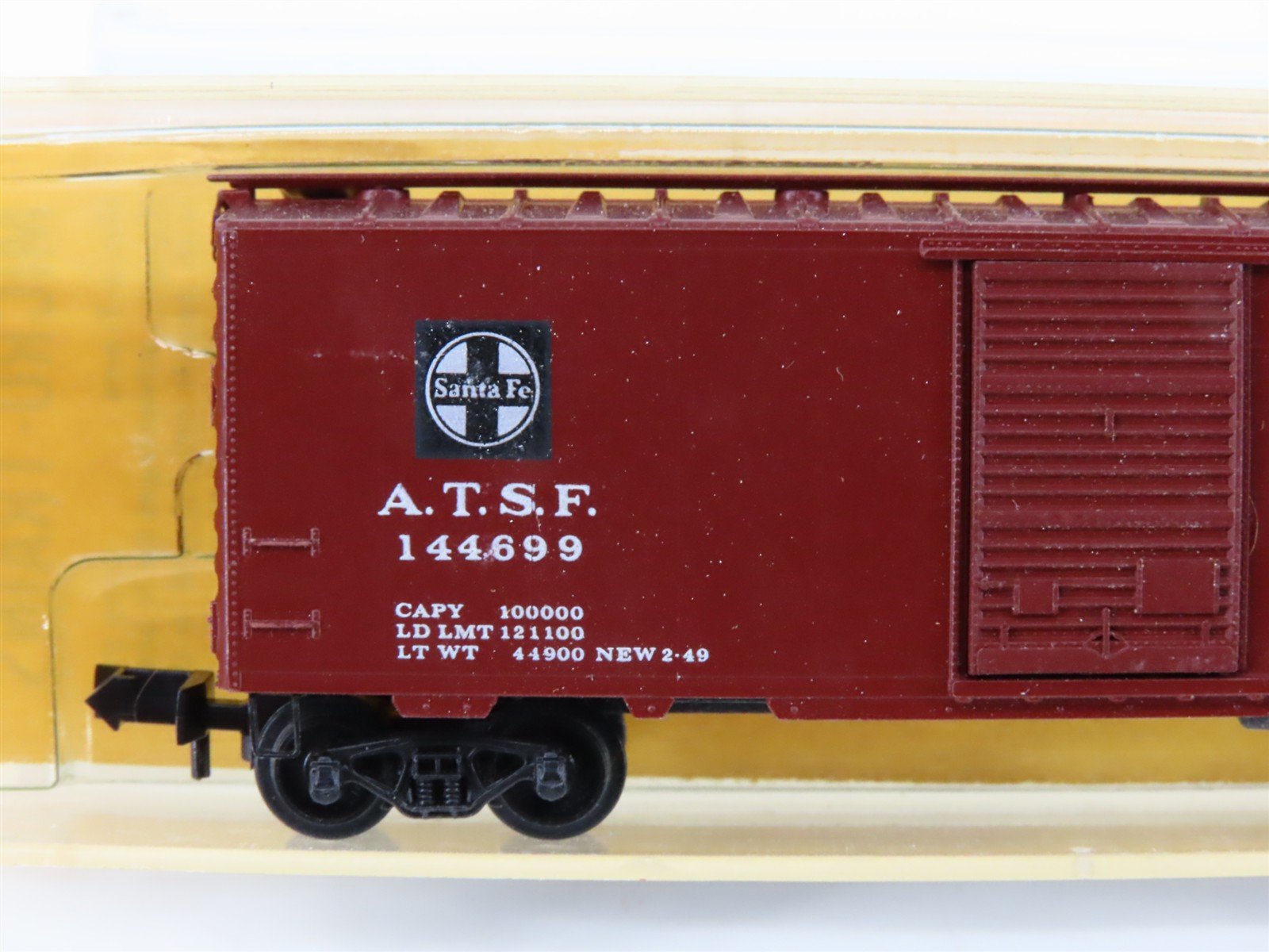 N Scale Micro-Trains/Kadee 20051 ATSF Santa Fe Chief 40' Boxcar #144699