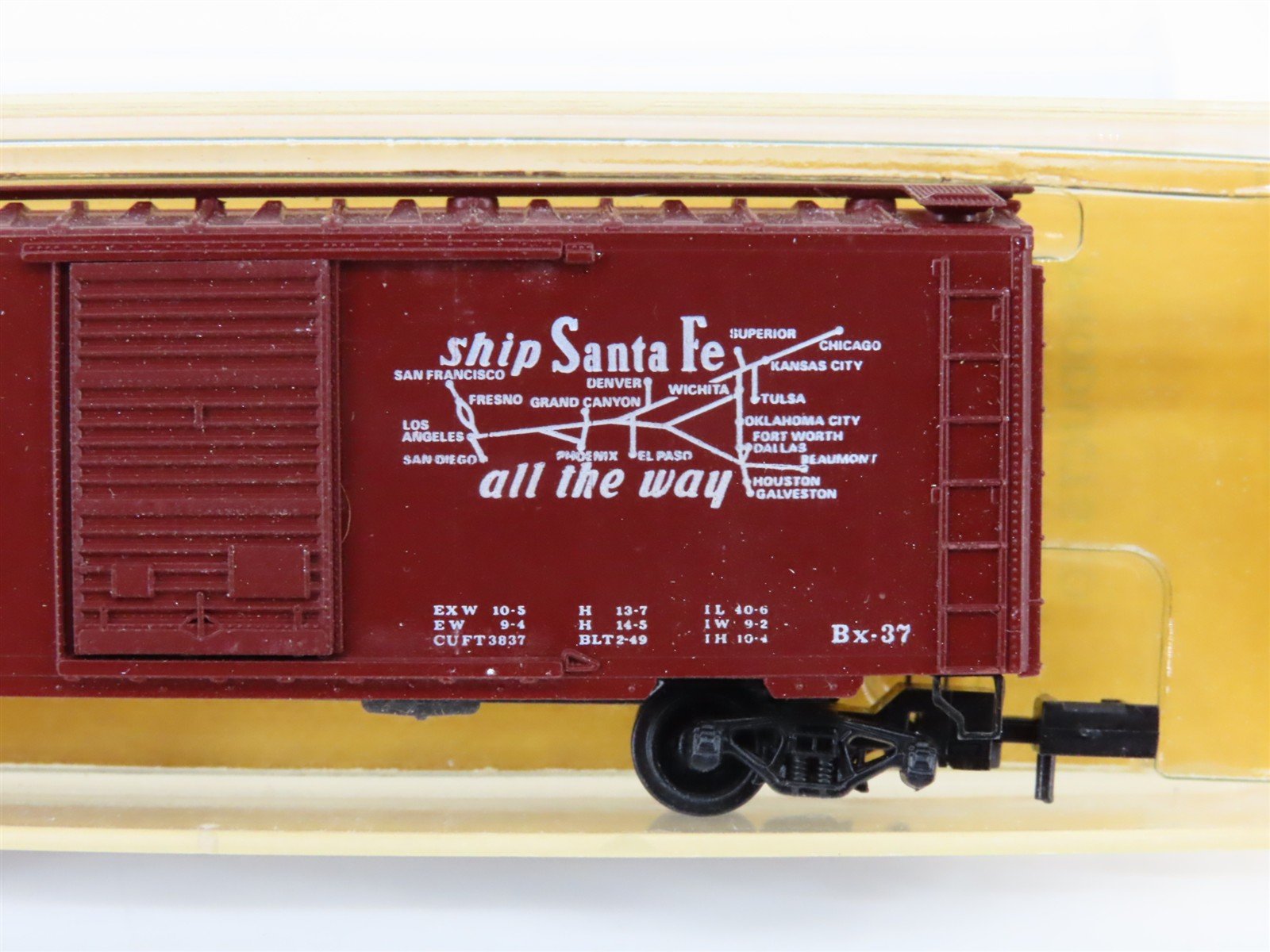 N Scale Micro-Trains/Kadee 20051 ATSF Santa Fe Chief 40' Boxcar #144699