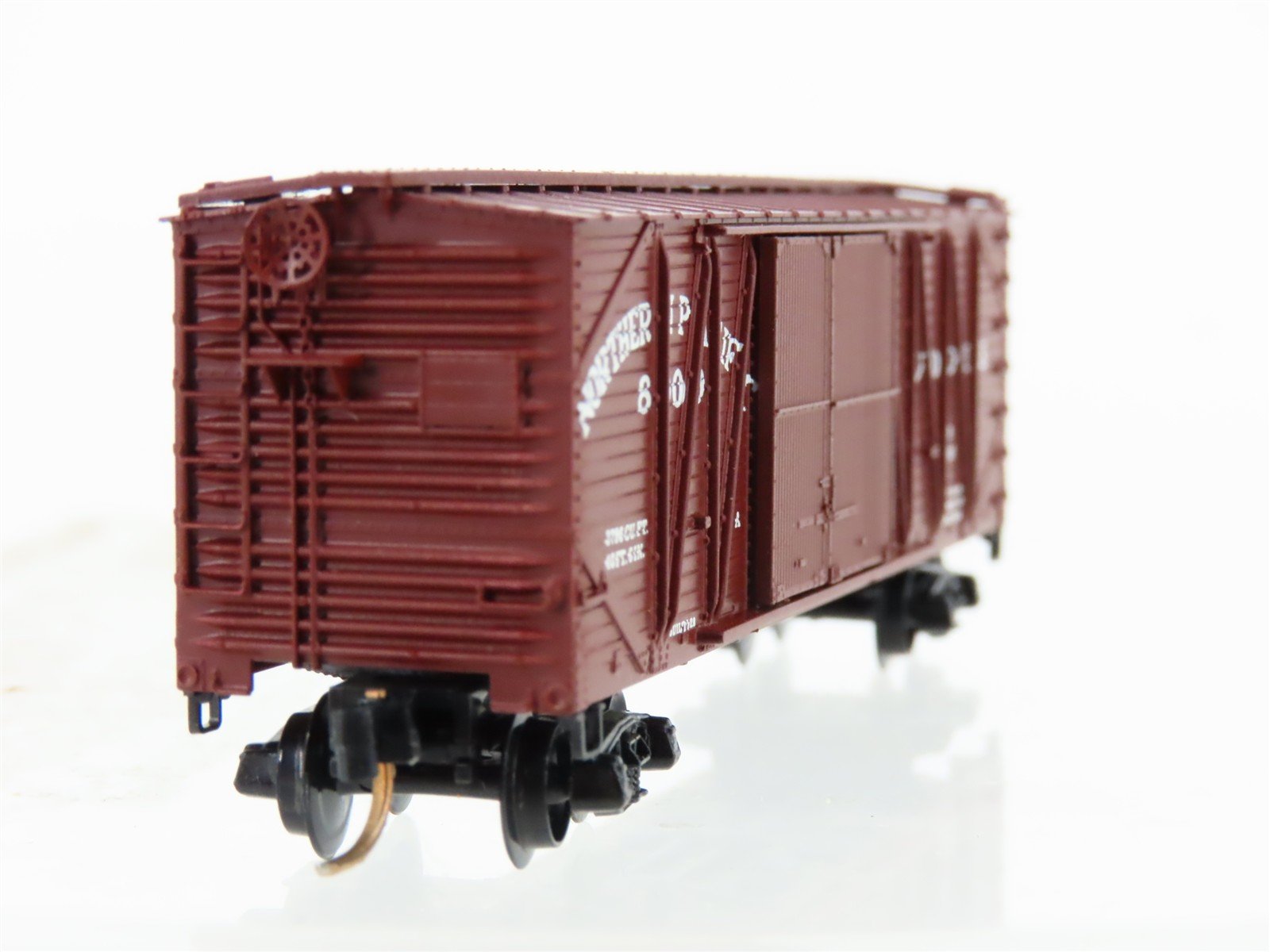 N Scale Micro-Trains/Kadee 29030 NP Northern Pacific 40' Wood Boxcar #8000