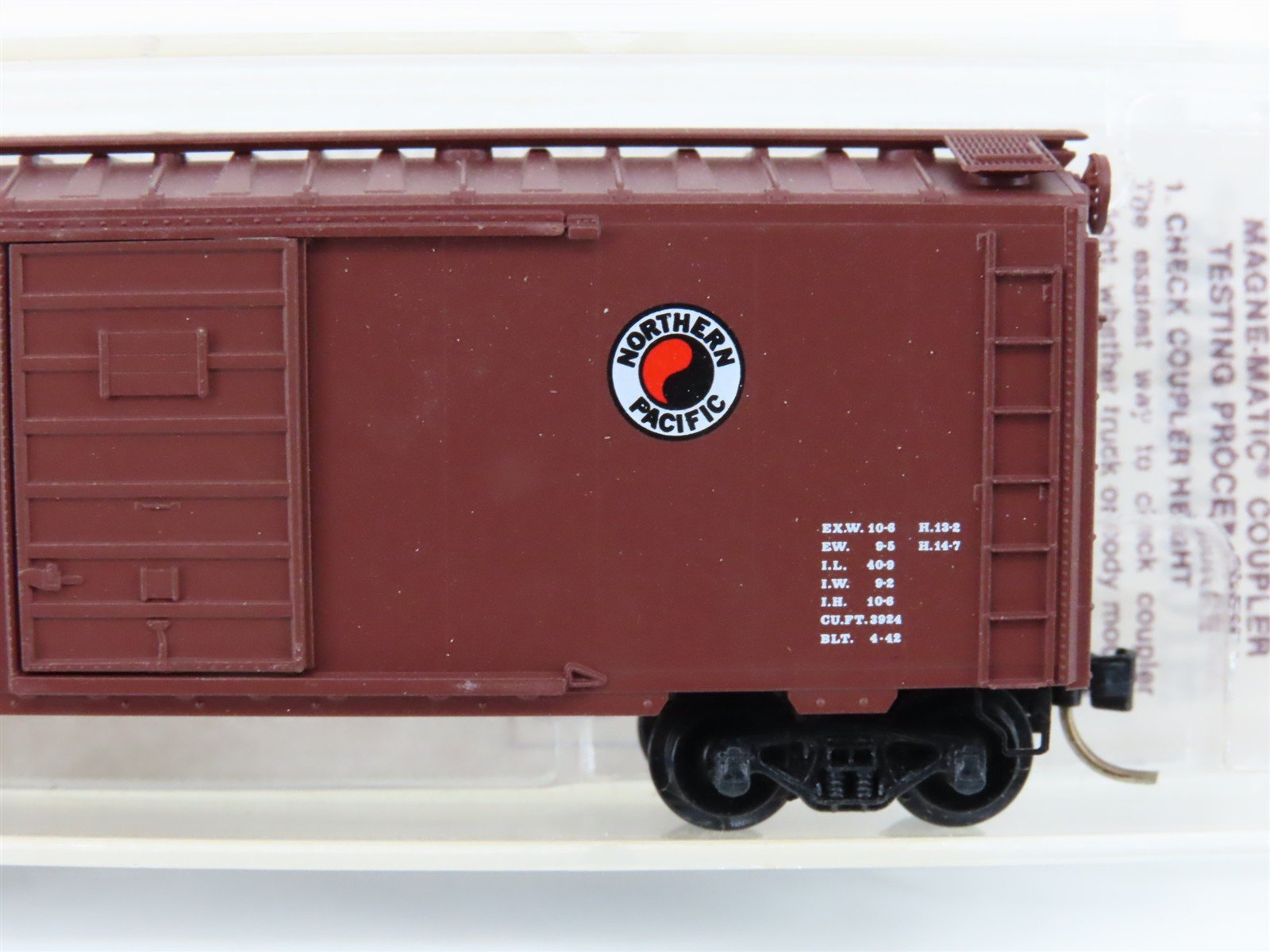 N Scale Micro-Trains/Kadee 20980 NP Northern Pacific 40' Boxcar #27588
