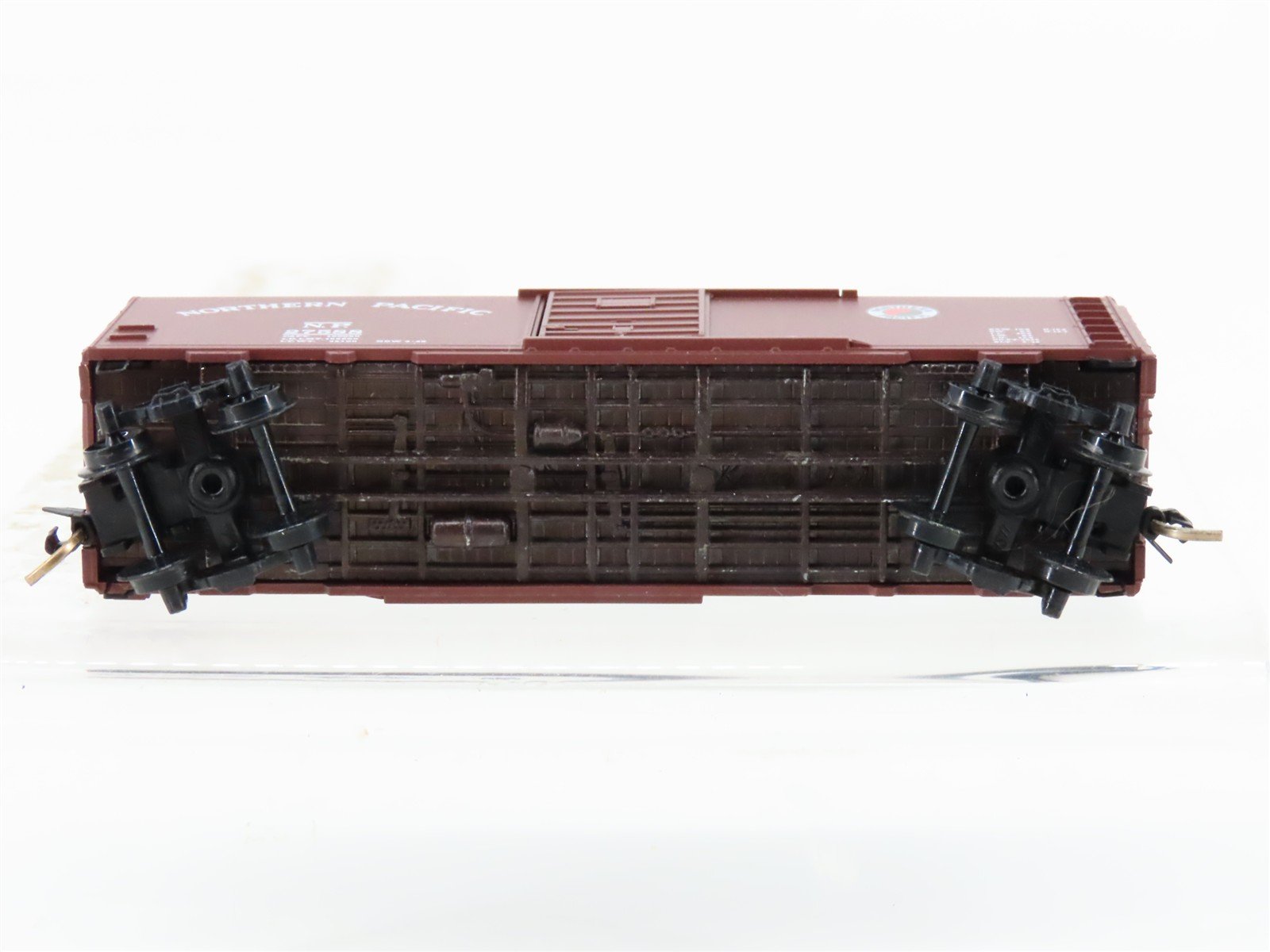 N Scale Micro-Trains/Kadee 20980 NP Northern Pacific 40' Boxcar #27588