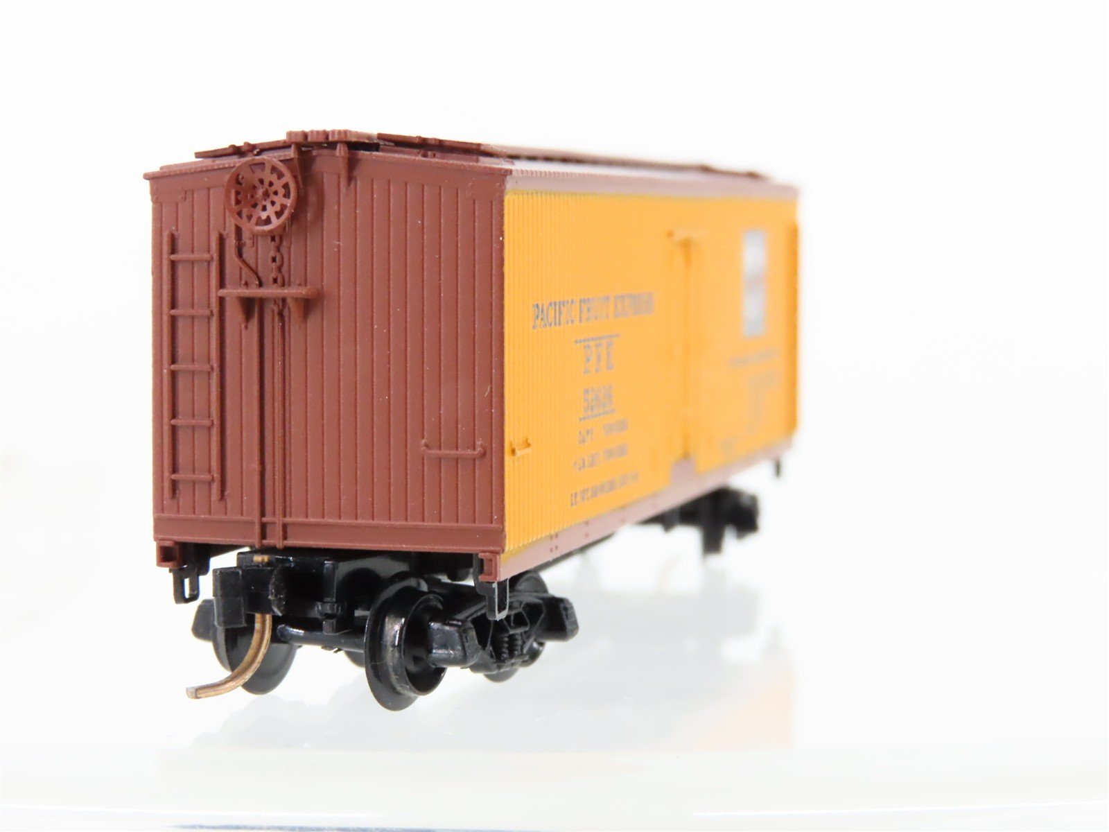 N Scale Micro-Trains/Kadee 47290 PFE Western Pacific 40' Boxcar #52626