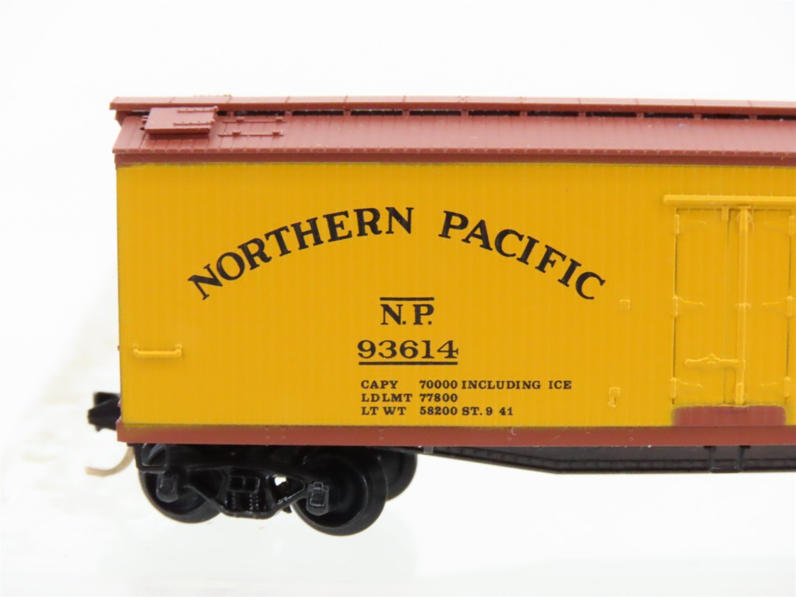 N Scale Micro-Trains 49260 NP Northern Pacific Reefer 93614 RTR