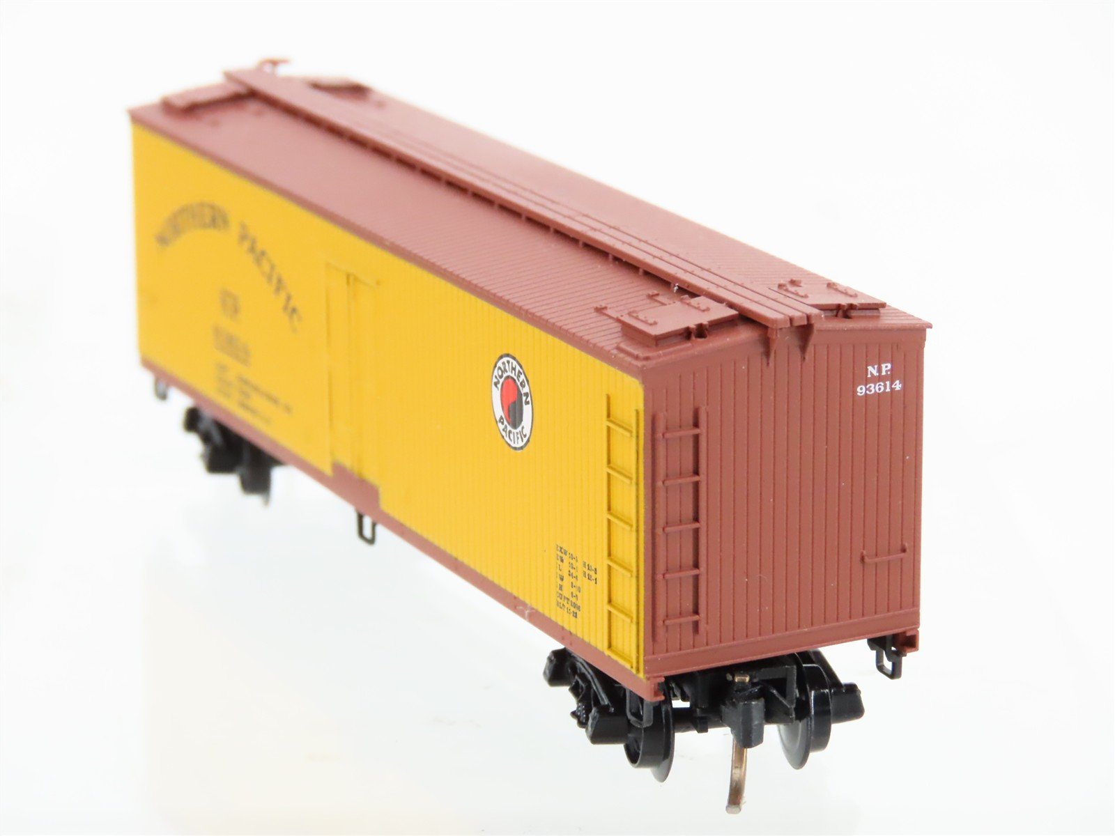 N Scale Micro-Trains 49260 NP Northern Pacific Reefer 93614 RTR