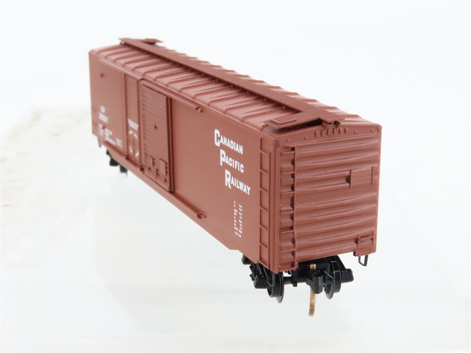 N Scale Micro-Trains 33090 CP Canadian Pacific Box Car 293517 RTR