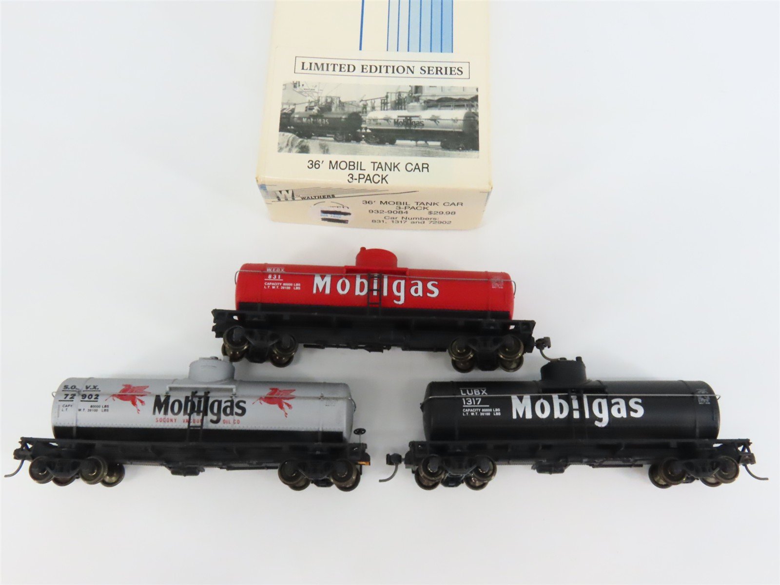 HO Scale Walthers 932-9084 Mobilgas Single Dome Tank Cars 3-Pack