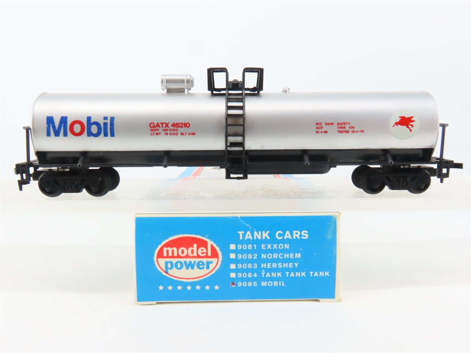 HO Scale Model Power 9085 GATX Mobil Gas Tank Car #46210