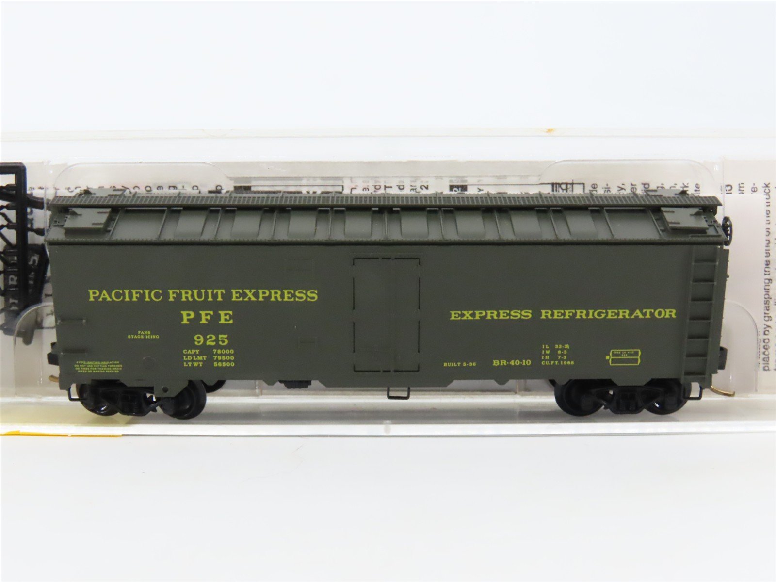 N Micro-Trains MTL 59510 PFE Pacific Fruit Express 40' Steel Ice Reefer #925