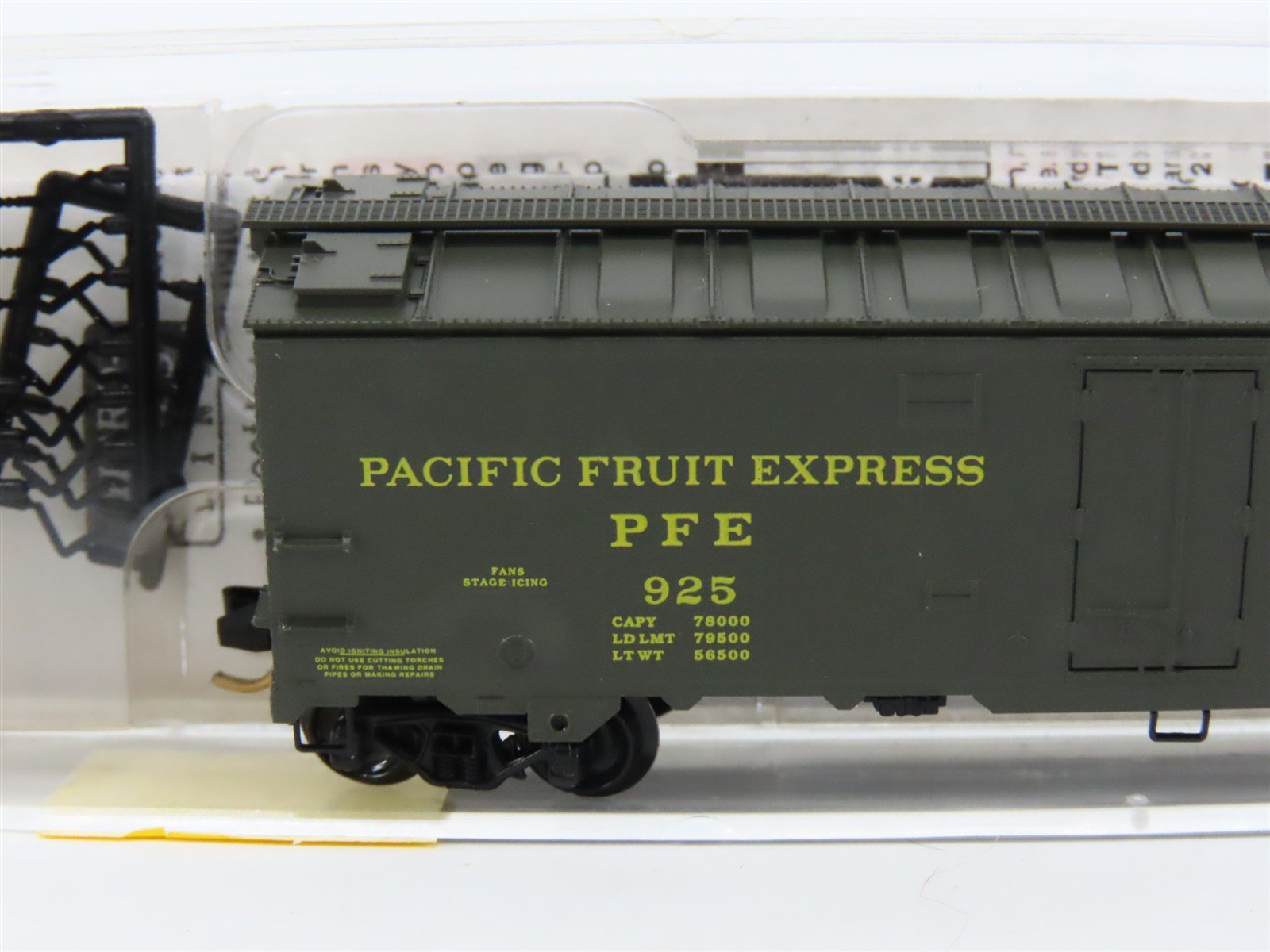 N Micro-Trains MTL 59510 PFE Pacific Fruit Express 40' Steel Ice Reefer #925