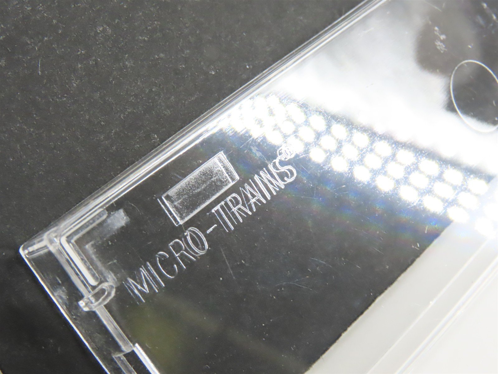 N Micro-Trains MTL 40010 CN Canadian National 40' Outside Braced Box Car #582593
