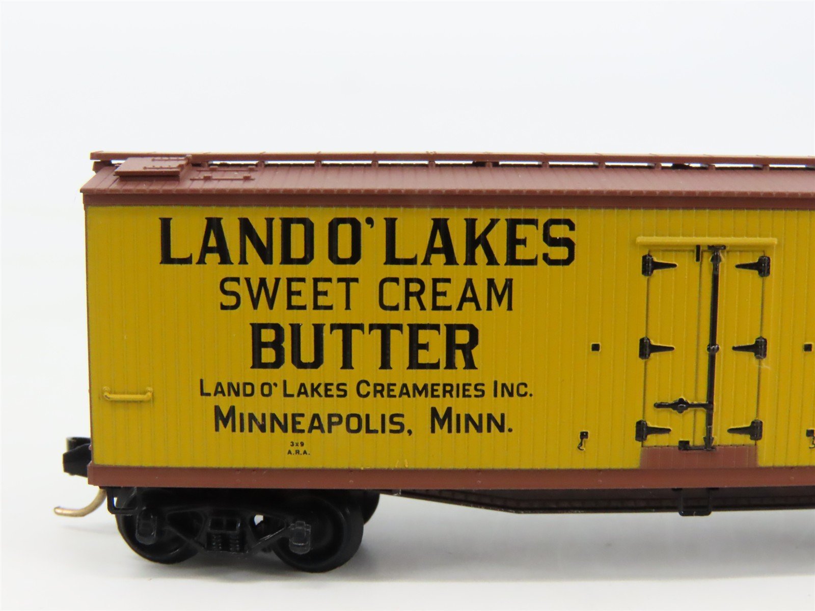 N Micro-Trains MTL URTC Land O'Lakes Sweet Cream Butter 40' Wood Reefer #10122