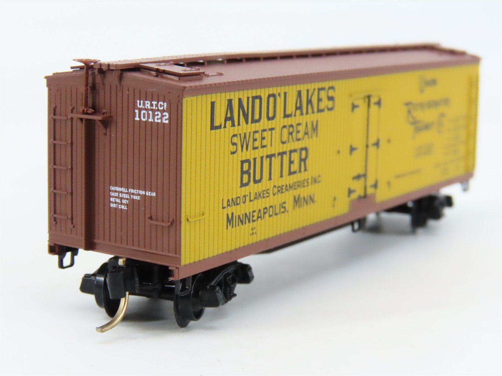 N Micro-Trains MTL URTC Land O'Lakes Sweet Cream Butter 40' Wood Reefer #10122
