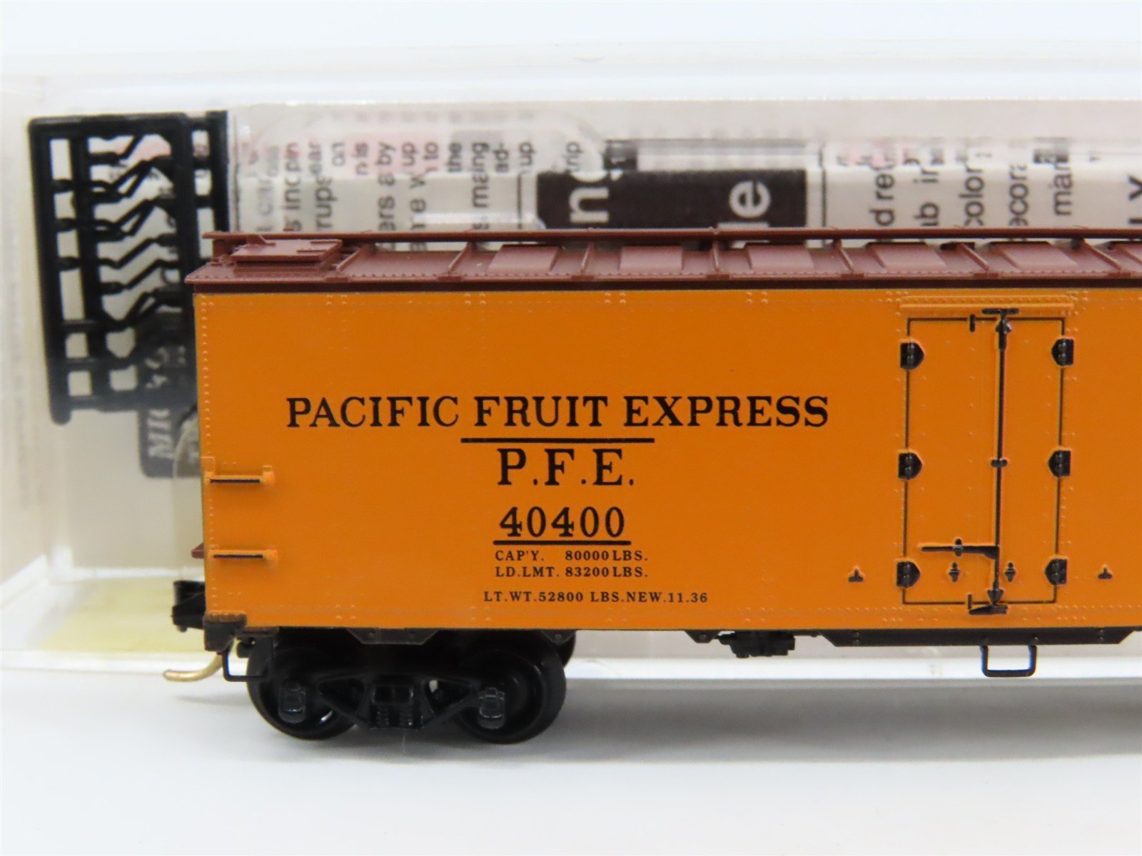 N Micro-Trains MTL 59010 PFE Pacific Fruit Express 40' Steel Ice Reefer #40400