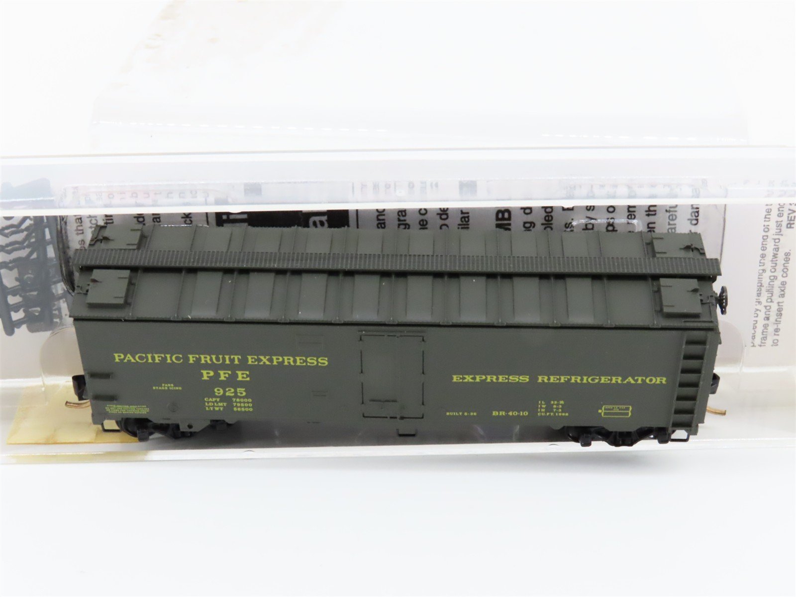 N Scale Micro-Trains MTL 59510 PFE Pacific Fruit Express 40' Ice Reefer #925
