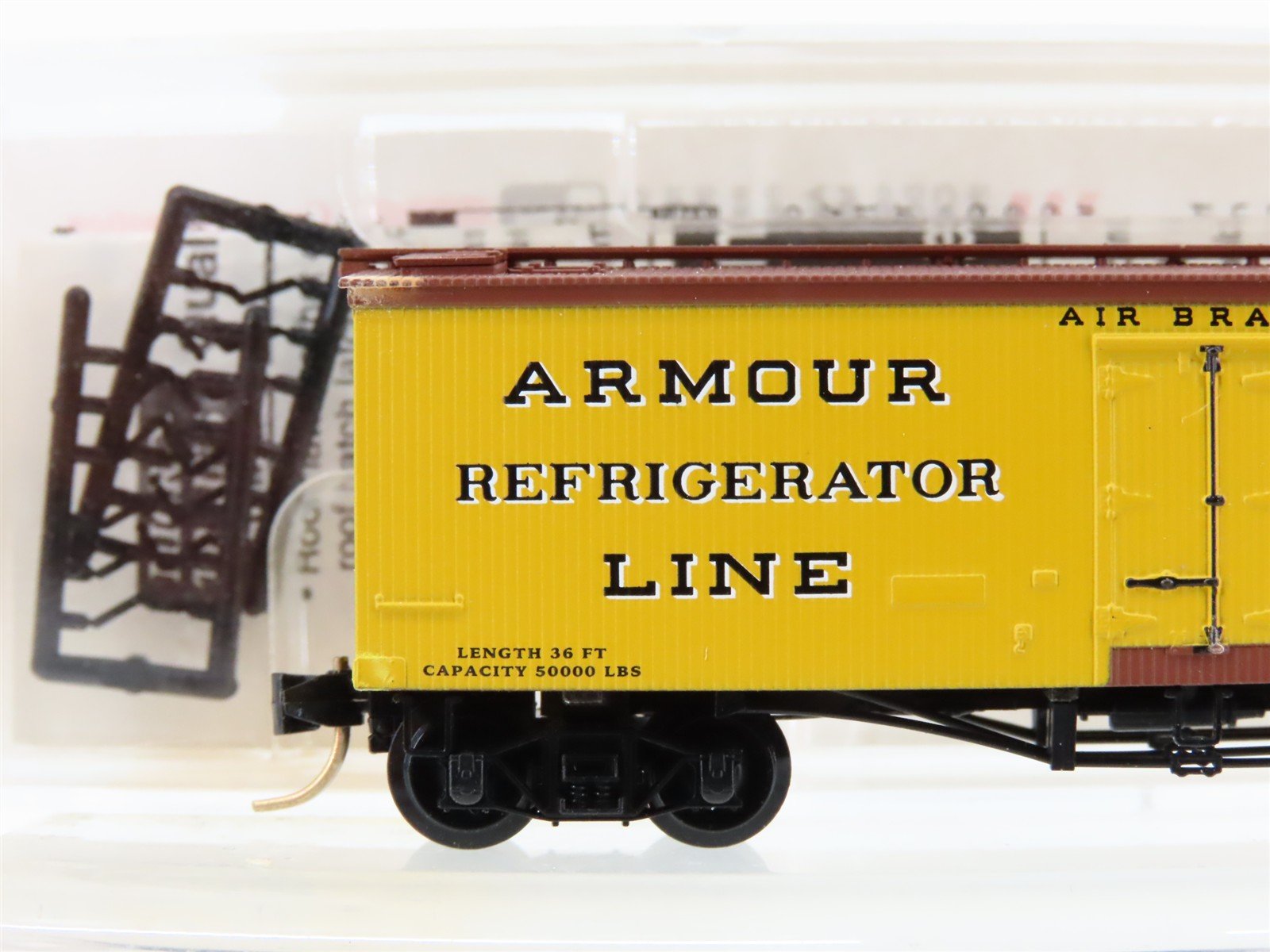 N Scale Micro-Trains MTL 58030 Armour Refrigerator Line 36' Wood Reefer #7306
