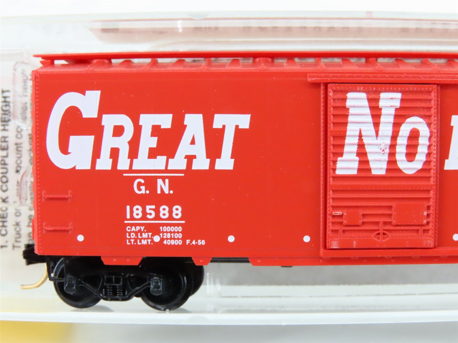 N Scale Micro-Trains MTL 20176 GN Great Northern 40' Boxcar #18588