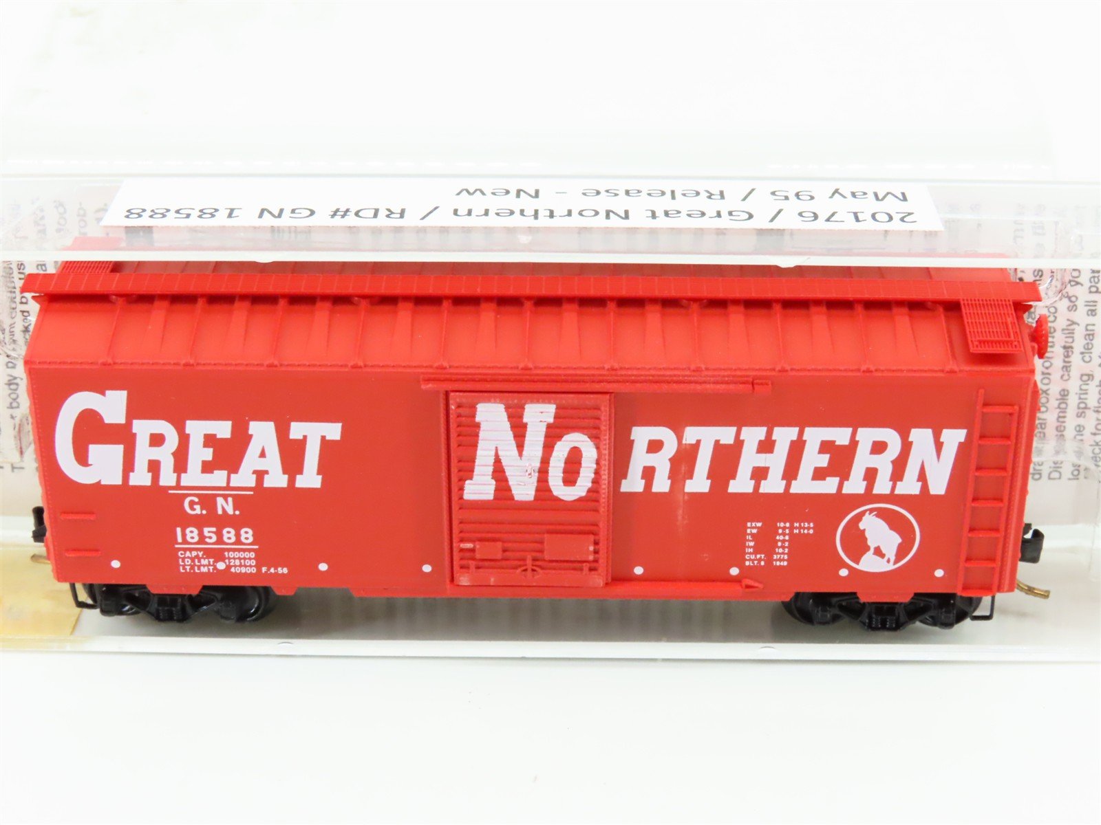 N Scale Micro-Trains MTL 20176 GN Great Northern 40' Boxcar #18588