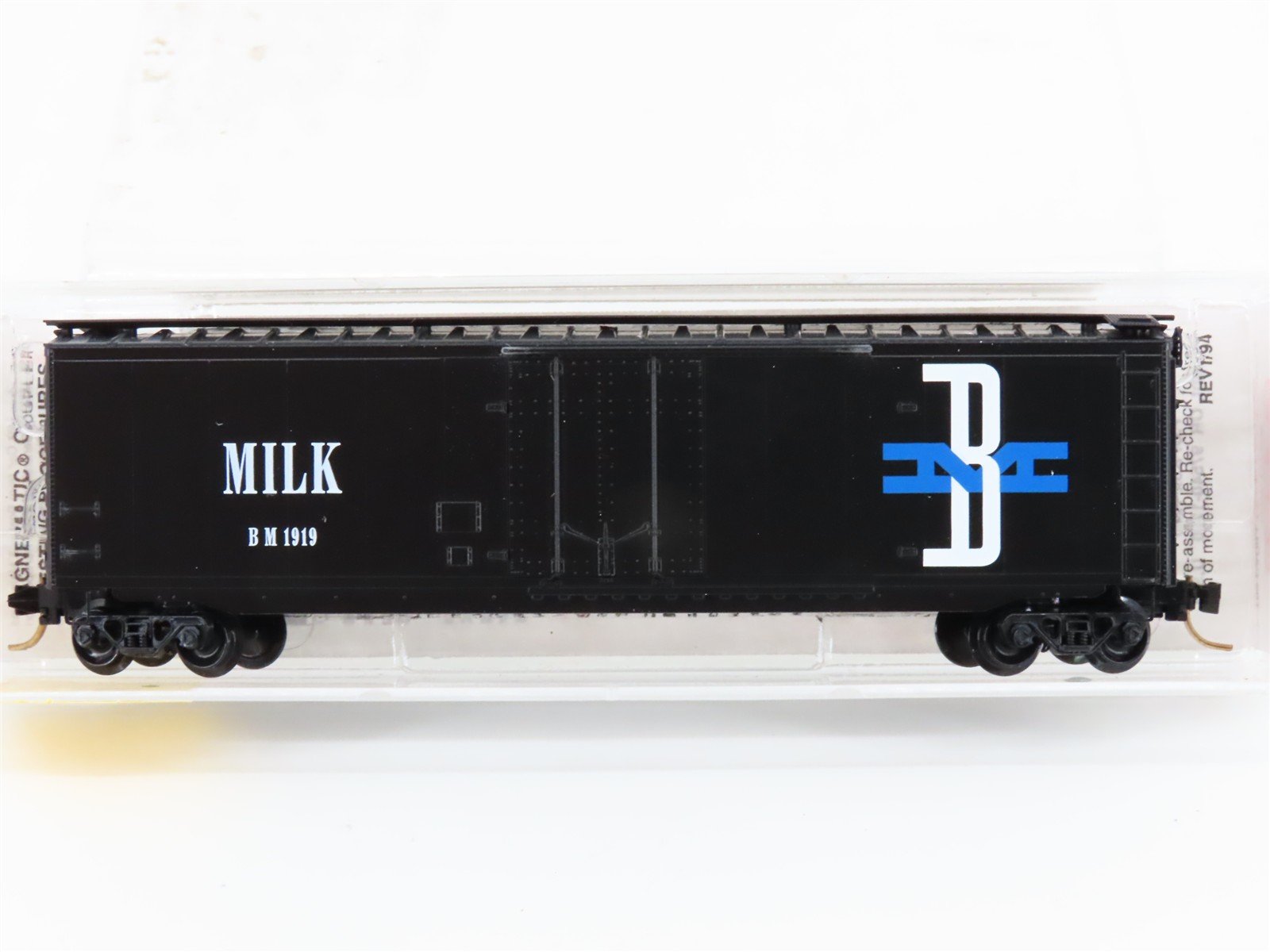 N Micro-Trains MTL 32330 BM Boston & Maine Milk 50' Plug Door Box Car #1919