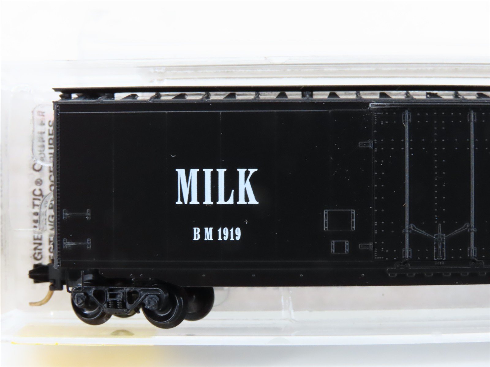 N Micro-Trains MTL 32330 BM Boston & Maine Milk 50' Plug Door Box Car #1919