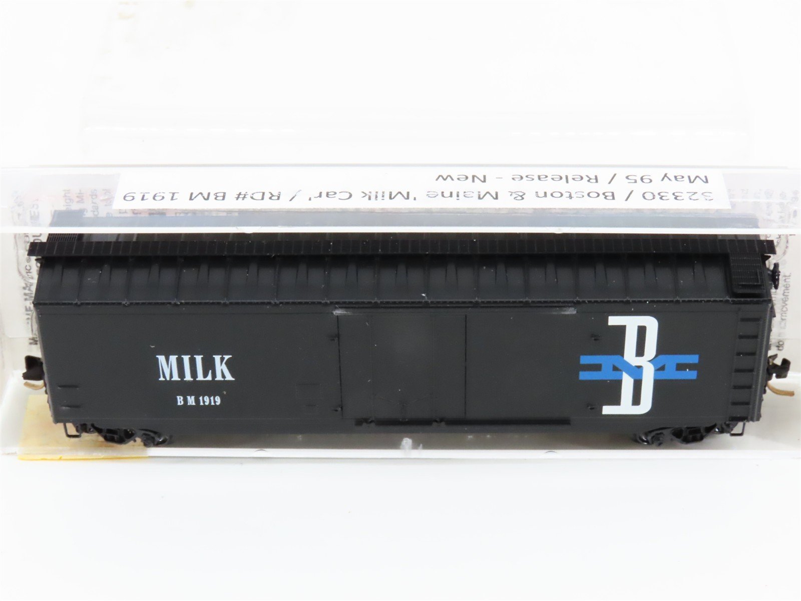 N Micro-Trains MTL 32330 BM Boston & Maine Milk 50' Plug Door Box Car #1919