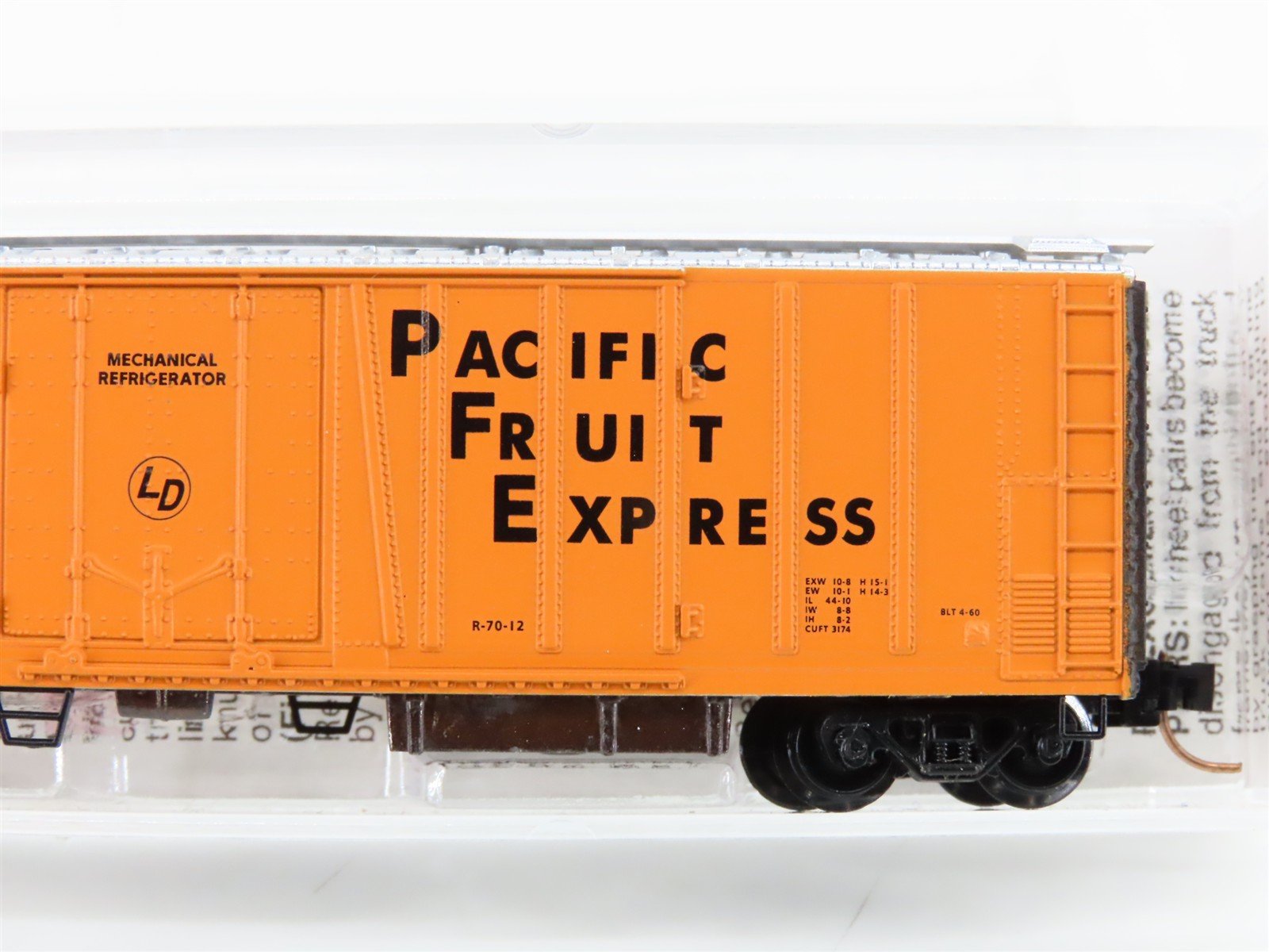 N Micro-Trains MTL 70010 PFE Pacific Fruit Express Mechanical Reefer #302113