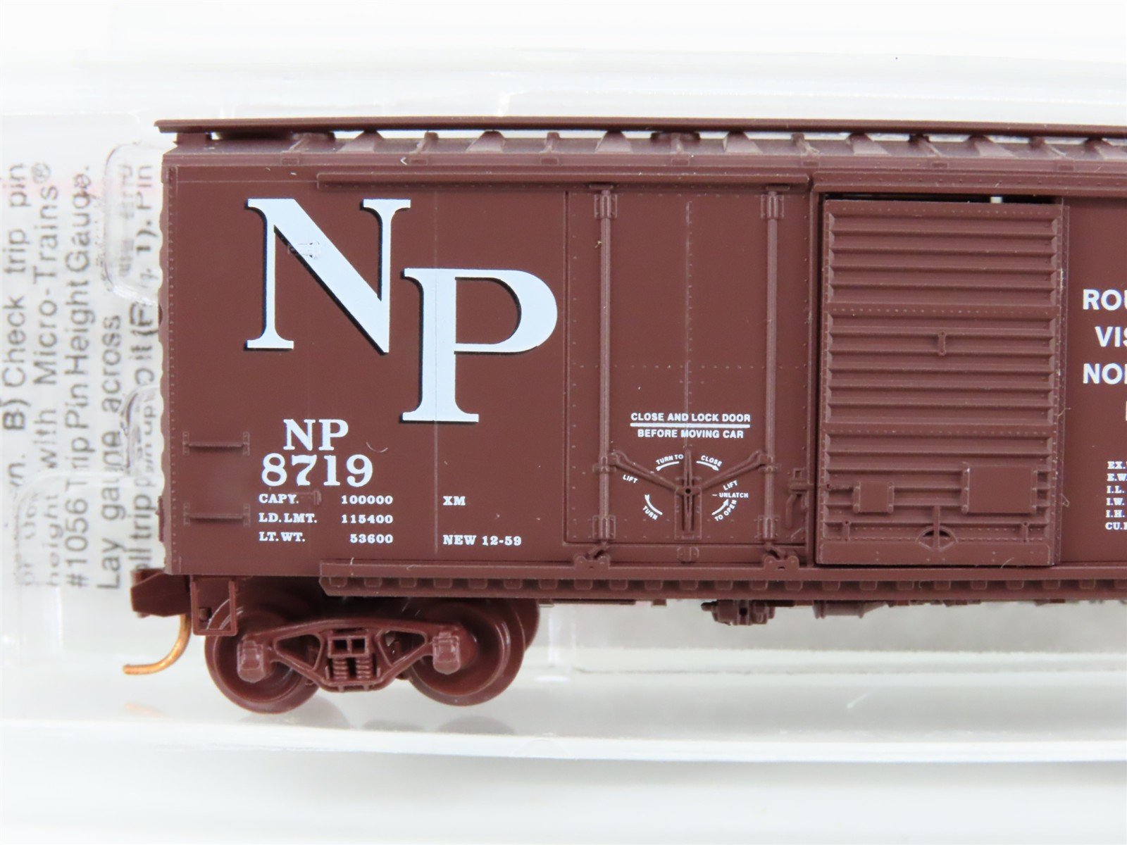 N Scale Micro-Trains MTL 22040 NP Northern Pacific Railway 40' Box Car #8719