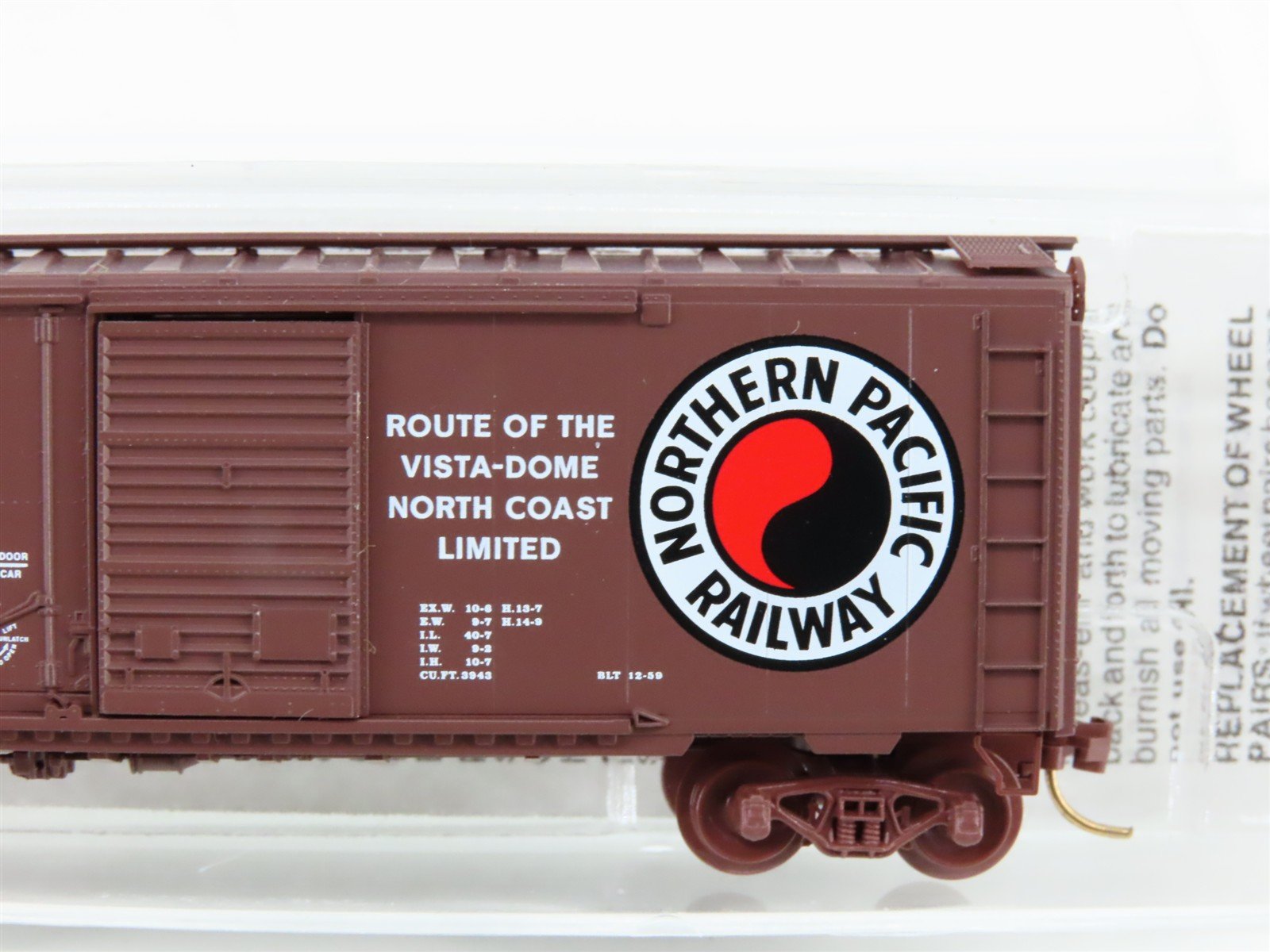 N Scale Micro-Trains MTL 22040 NP Northern Pacific Railway 40' Box Car #8719