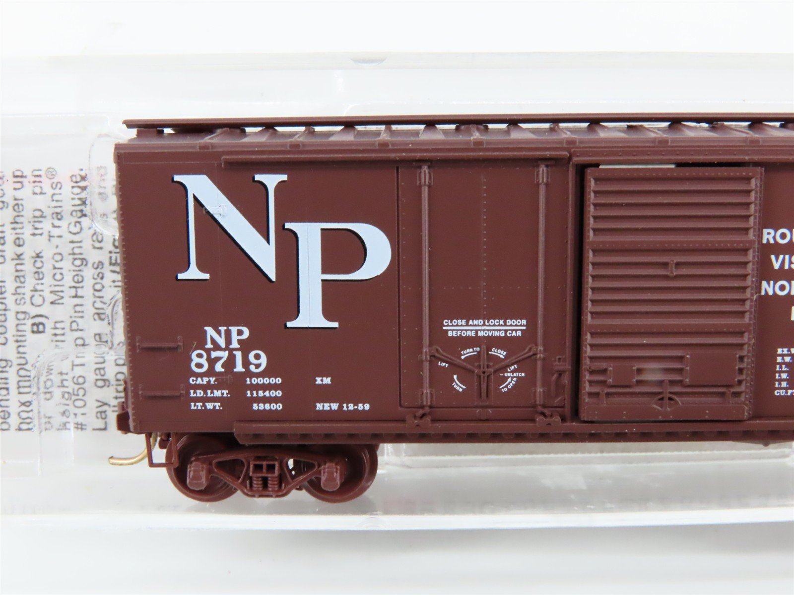 N Scale Micro-Trains MTL 22040 NP Northern Pacific Railway 40' Box Car #8719