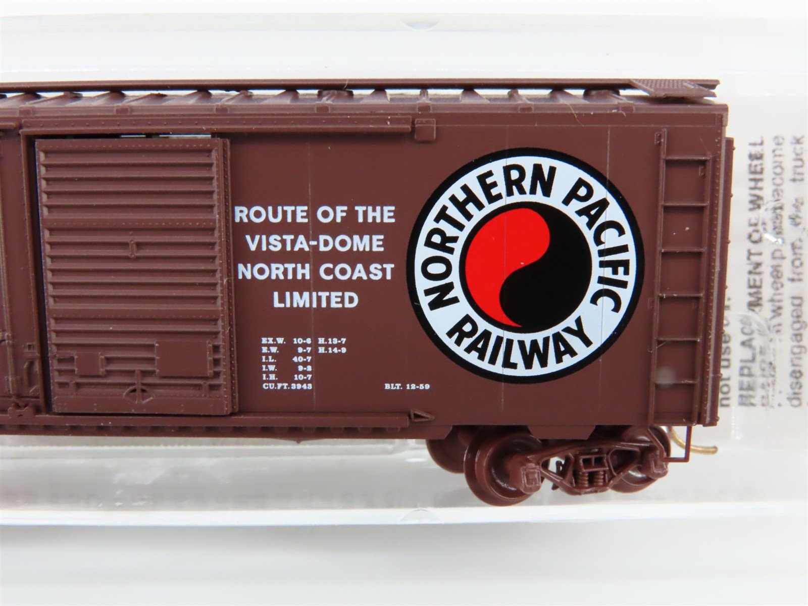N Scale Micro-Trains MTL 22040 NP Northern Pacific Railway 40' Box Car #8719