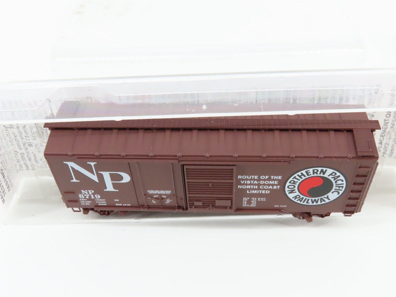 N Scale Micro-Trains MTL 22040 NP Northern Pacific Railway 40' Box Car #8719