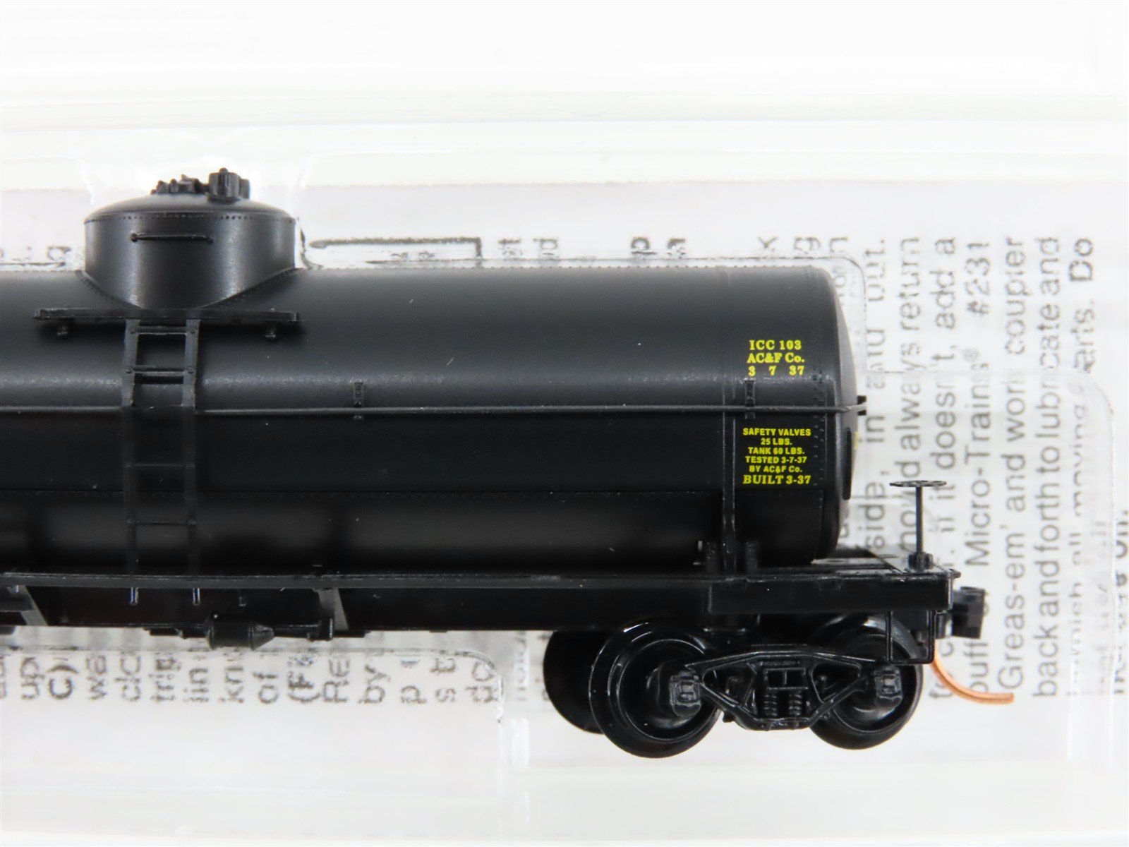 N Scale Micro-Trains MTL 65060 UTLX Union Tank Car Company 39' Tank Car #8533
