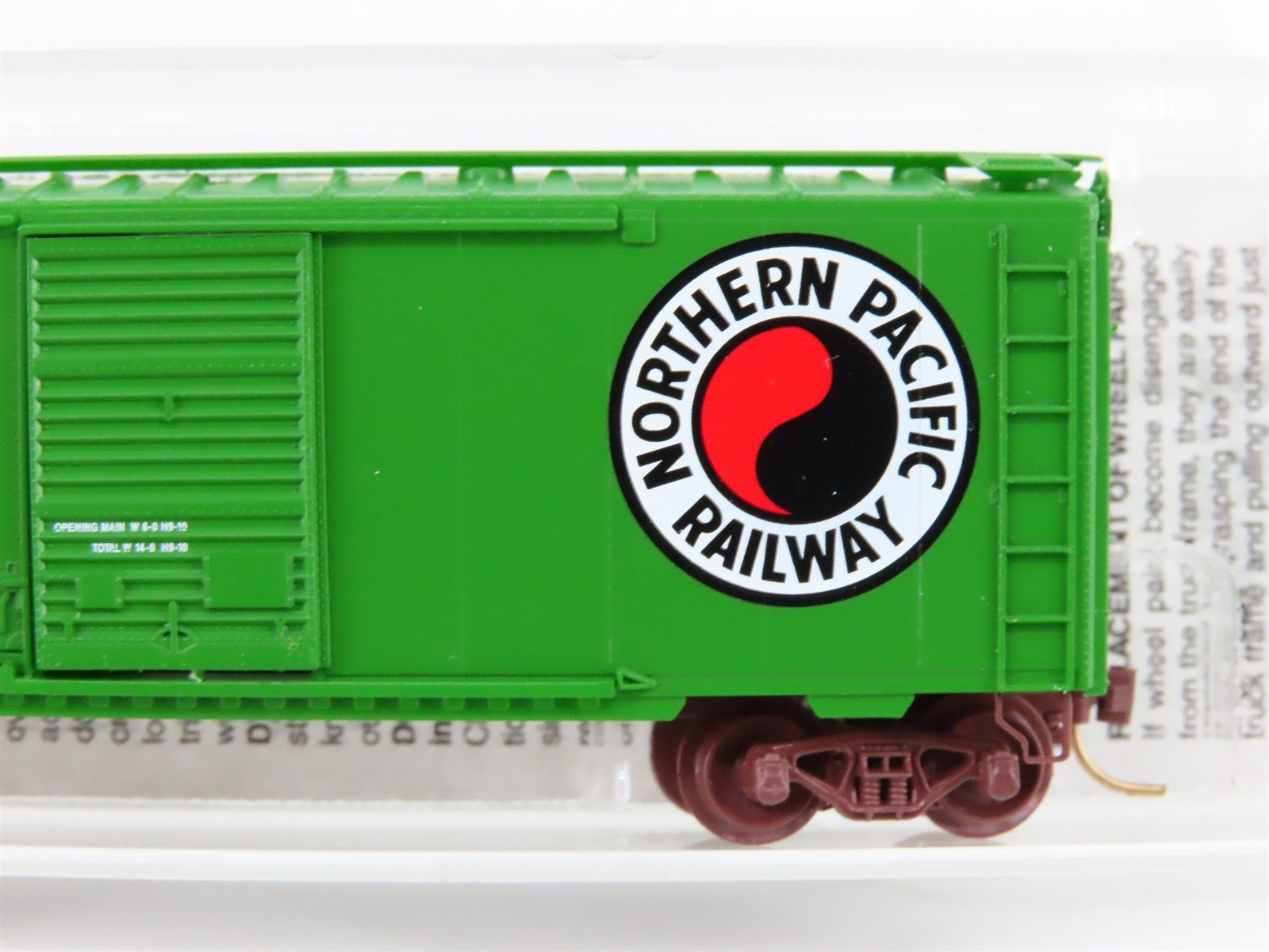 N Scale Micro-Trains MTL 22090 NP Northern Pacific 40' Box Car #8135