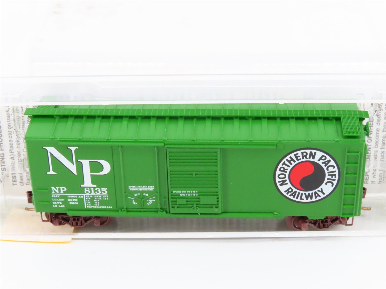 N Scale Micro-Trains MTL 22090 NP Northern Pacific 40' Box Car #8135