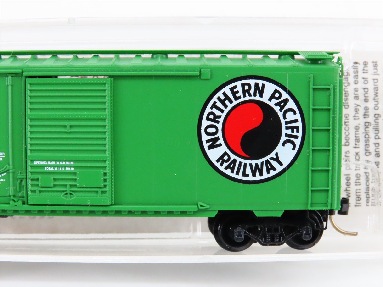 N Micro-Trains MTL 22090 NP Northern Pacific 40' Plug & Sliding Door Boxcar 8130