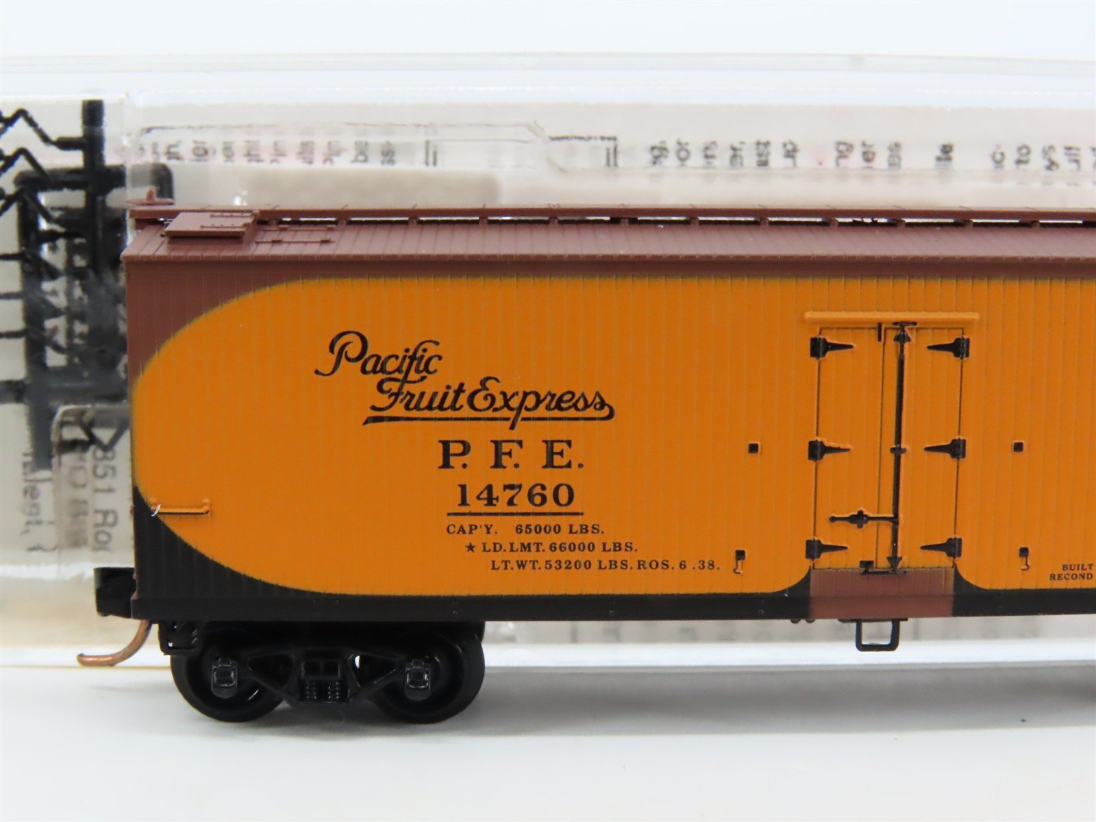 N Scale Micro-Trains MTL 49500 UP SP PFE Pacific Fruit Express 40' Reefer #14760
