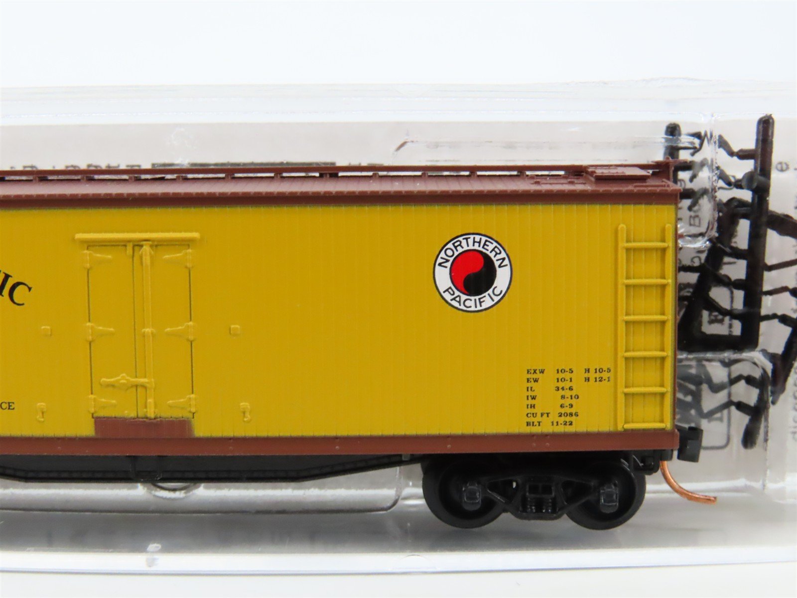 N Scale Micro-Trains MTL 49260 NP Northern Pacific 40' Wood Reefer #93428
