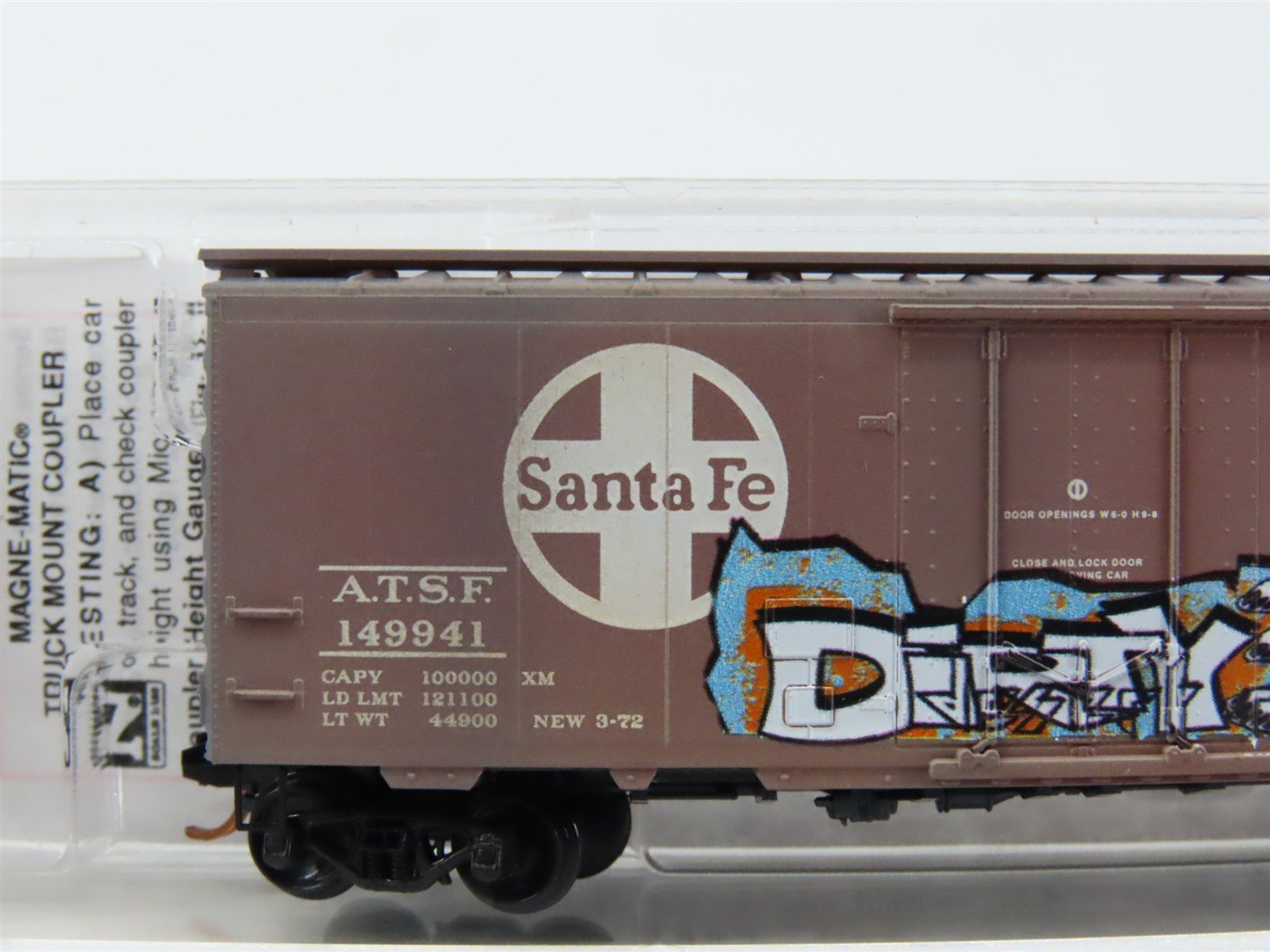 N Scale Micro-Trains MTL 02144110 ATSF Santa Fe 40' Box Car #149941 w/ Graffiti