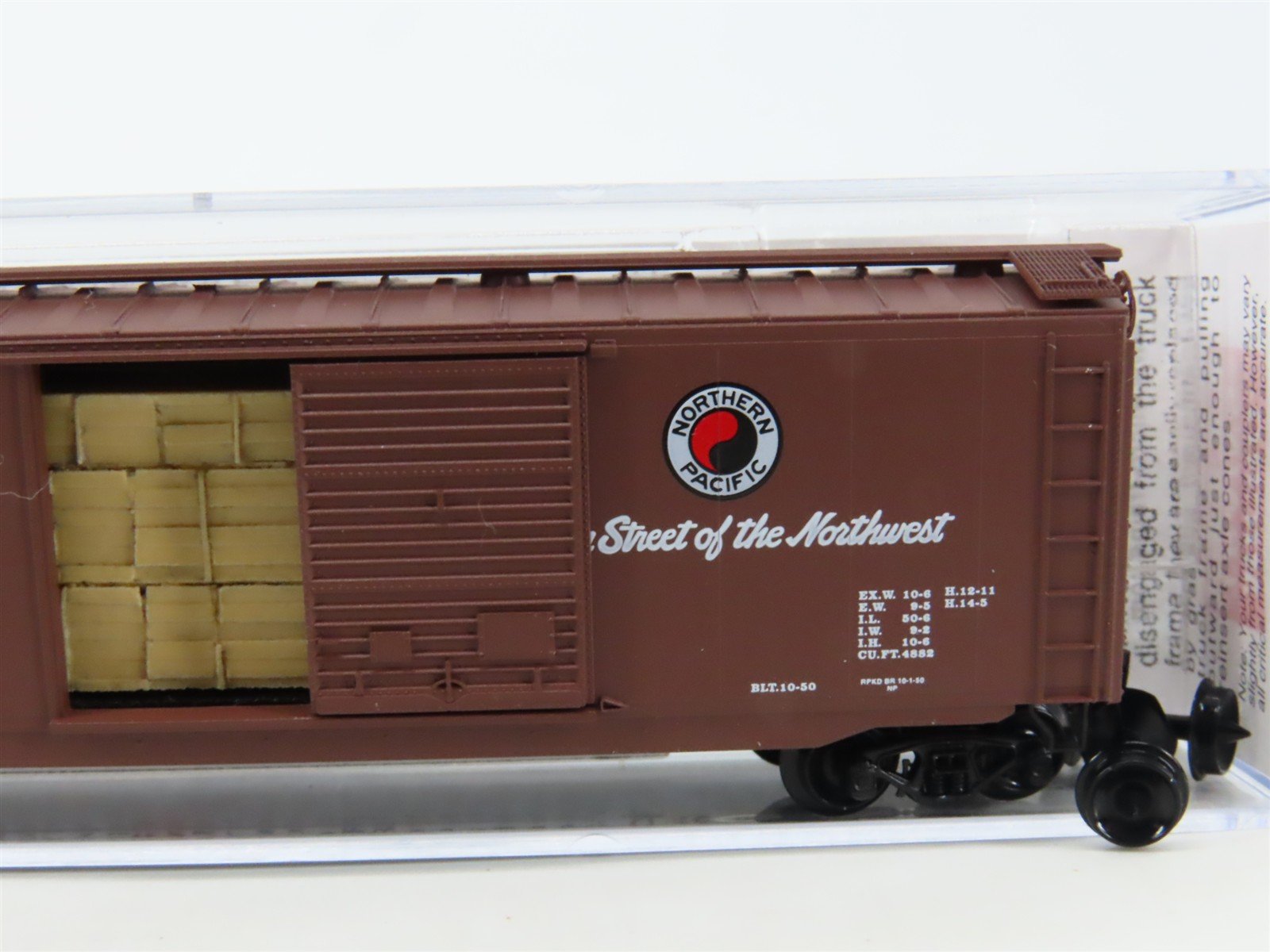 N Scale Micro-Trains MTL 03100060 NP Northern Pacific 50' Box Car #31452 w/ Load