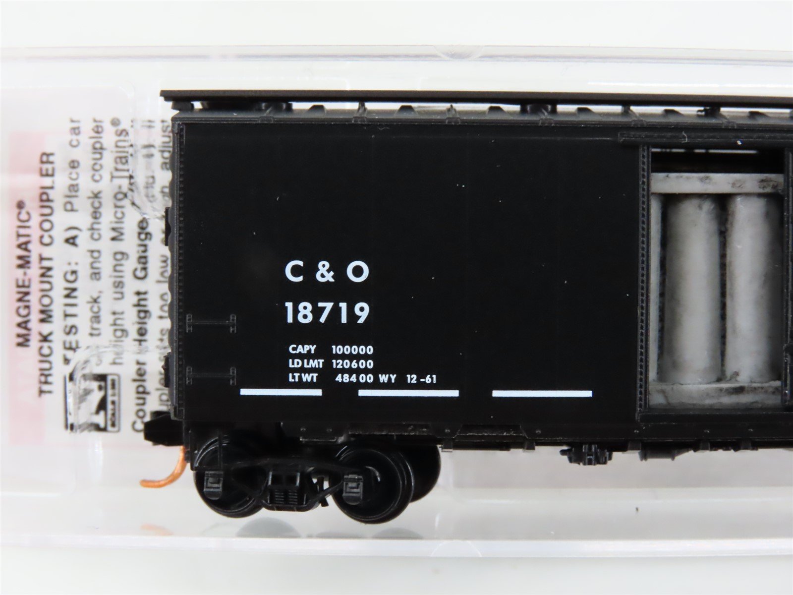 N Scale Micro-Trains MTL 02000876 C&O Chesapeake & Ohio 40' Boxcar 18719 w/ Load