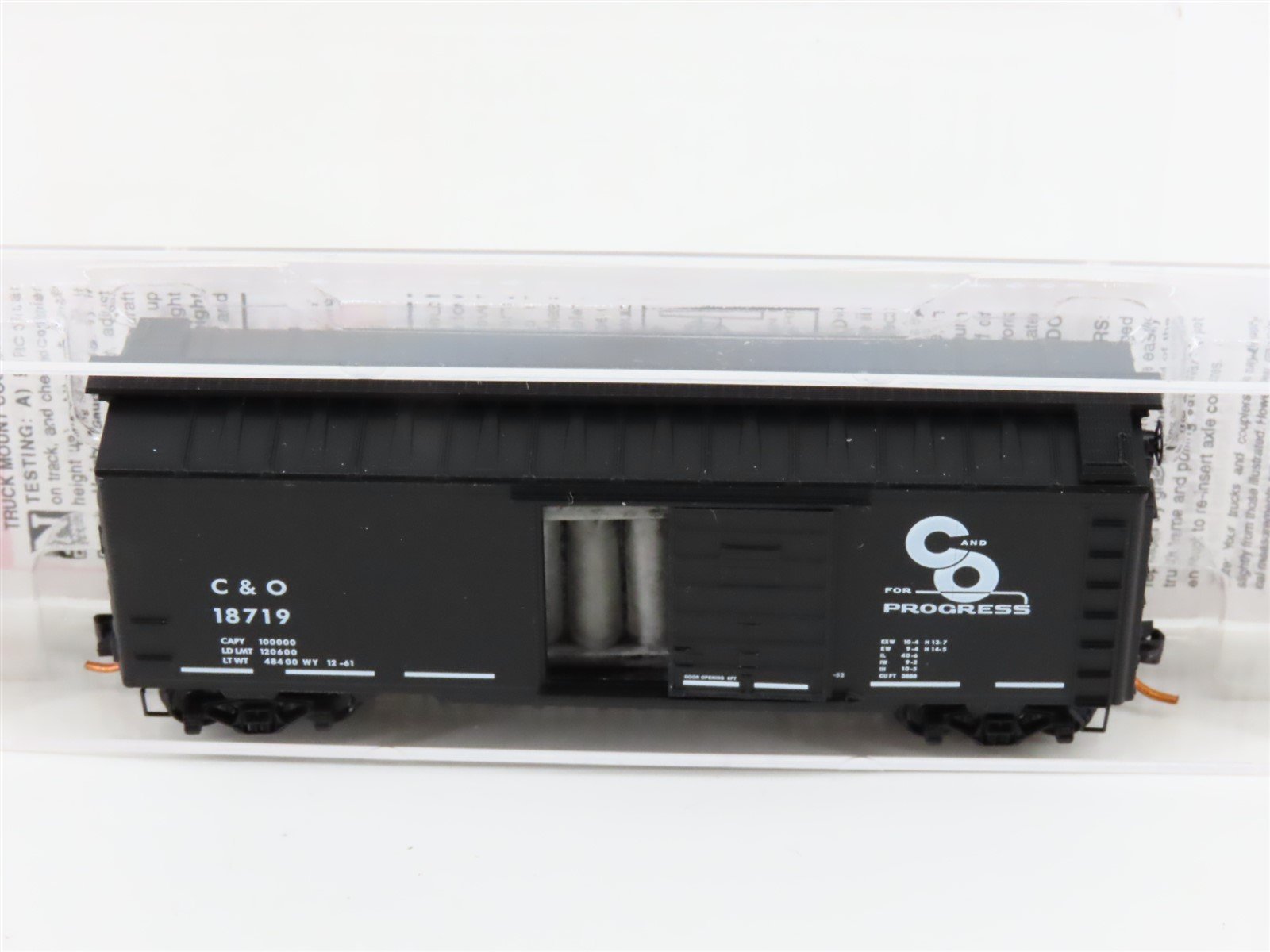 N Scale Micro-Trains MTL 02000876 C&O Chesapeake & Ohio 40' Boxcar 18719 w/ Load