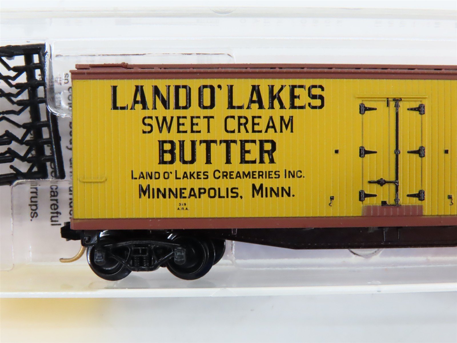 N Scale Micro-Trains MTL 49460 URTC Land O' Lakes Butter 40' Wood Reefer #10122