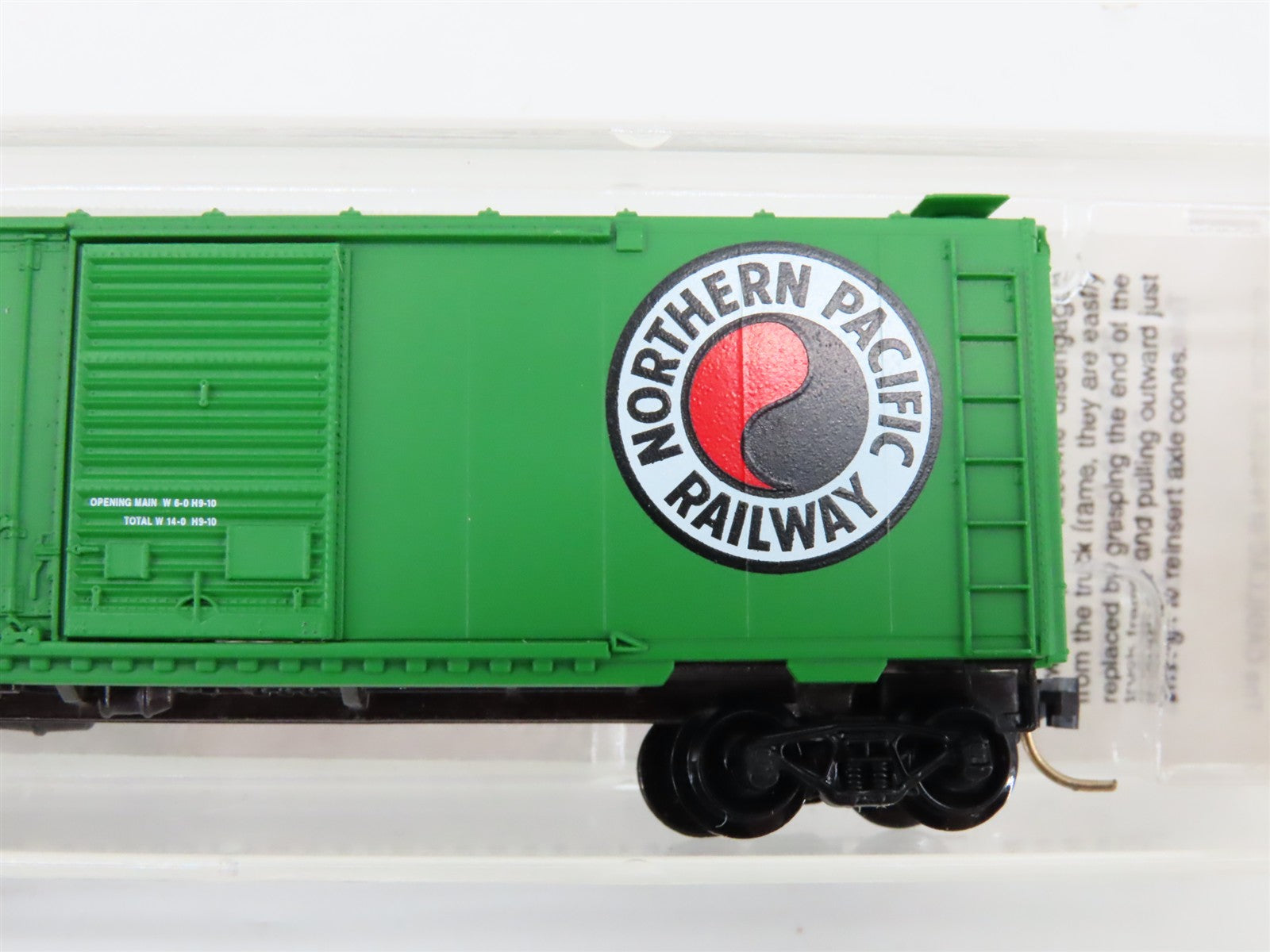 N Scale Micro-Trains MTL 22090 NP Northern Pacific 40' Box Car #8130