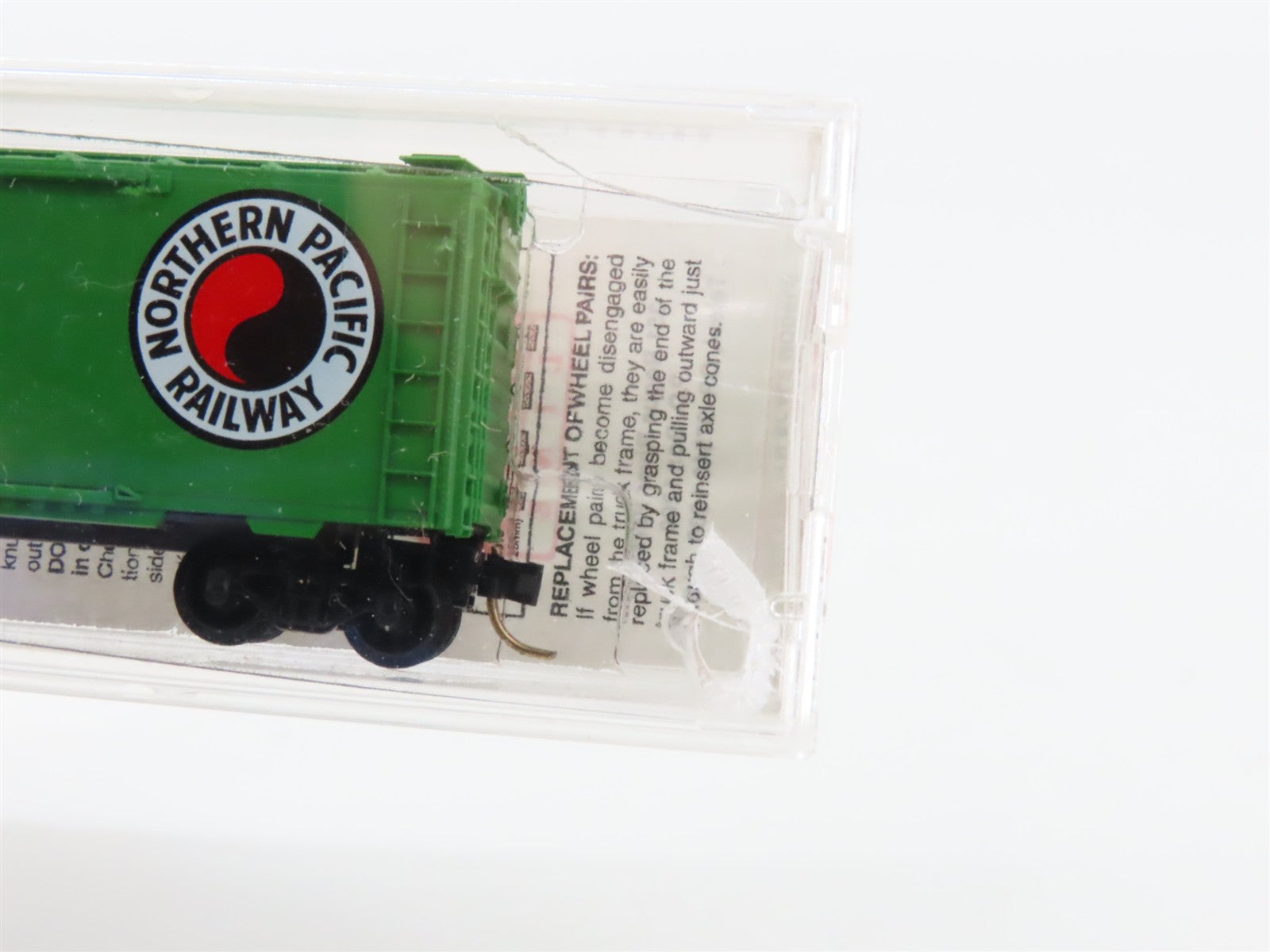 N Scale Micro-Trains MTL 22090 NP Northern Pacific 40' Box Car #8130