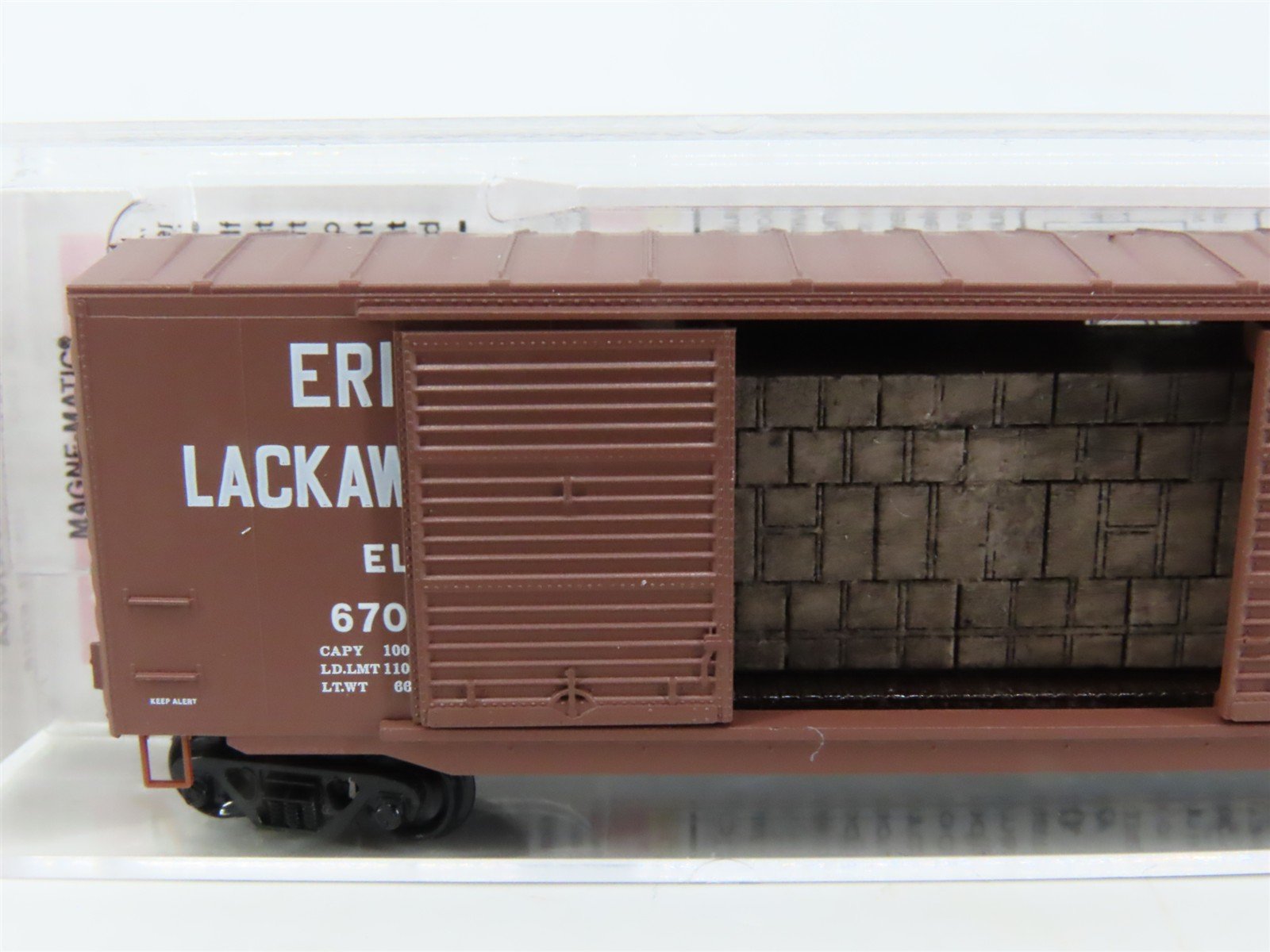 N Scale Micro-Trains MTL 03700100 EL Erie Lackawanna 50' Boxcar #67018 w/Load